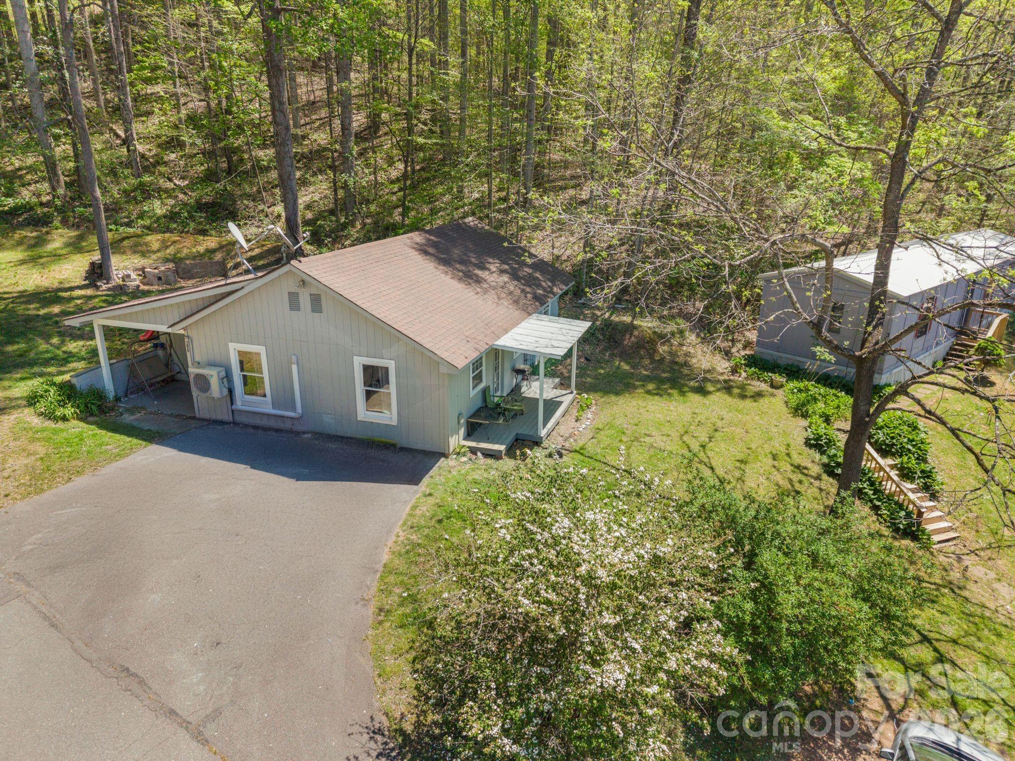 2 bedroom cottage just across driveway from main - 290 Hookers Gap Road, Candler