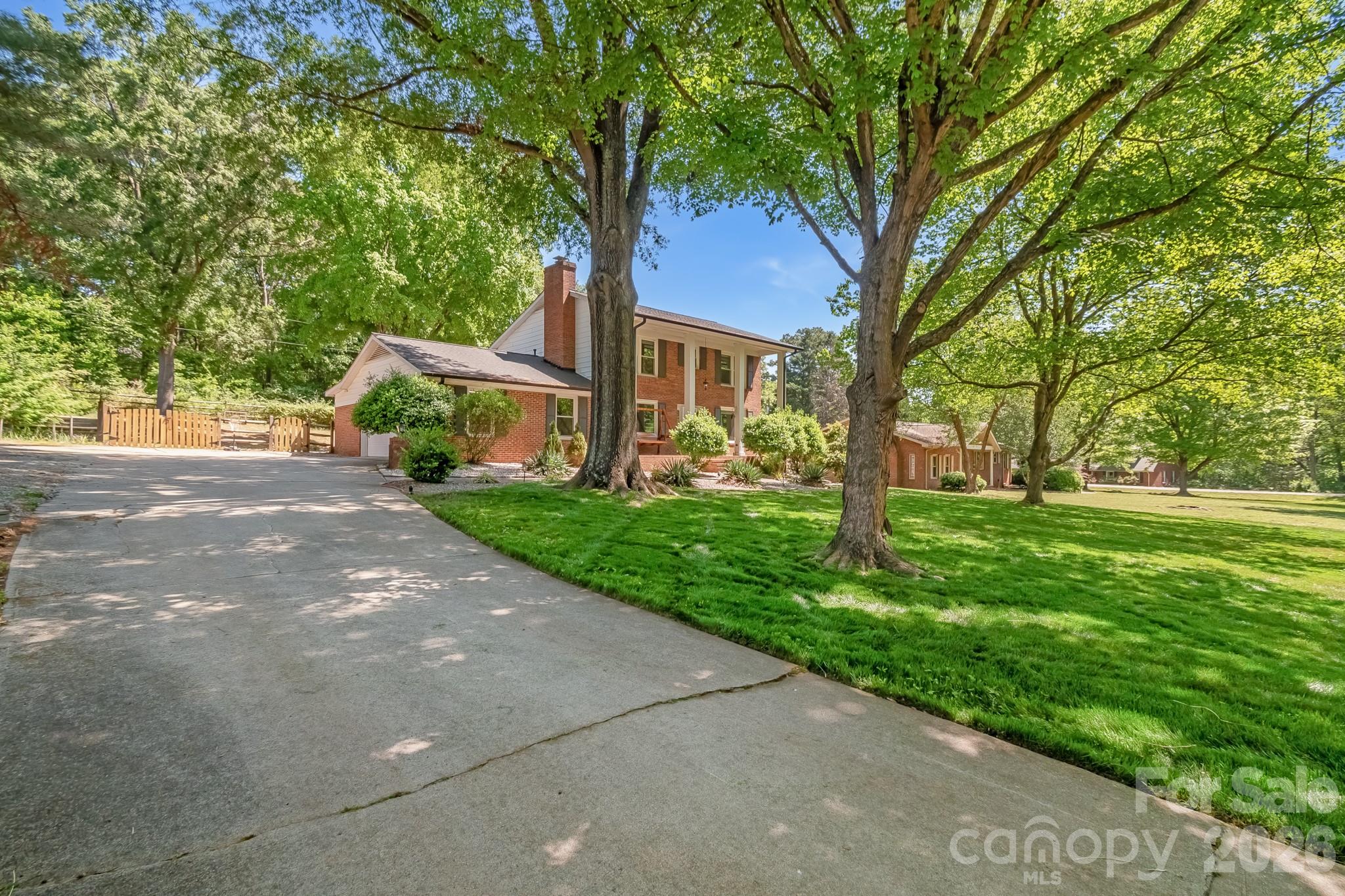 expansive drive way. - 6070 Ferncliff Drive, Concord