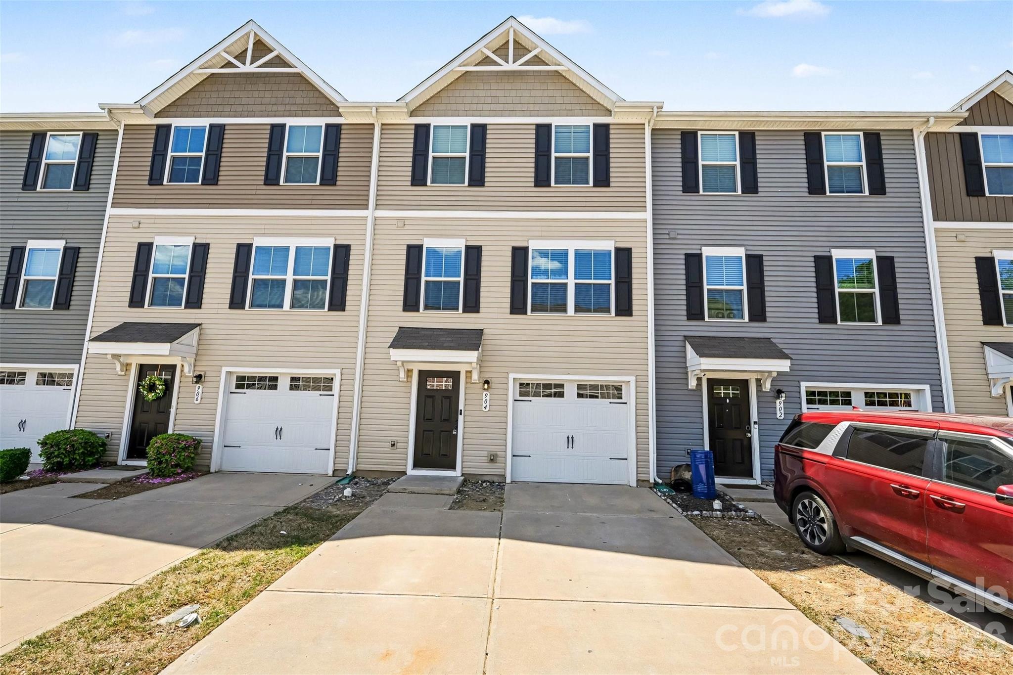 Townhouse at 904 Taybyn Road, Fort Mill, photo 3 of 28