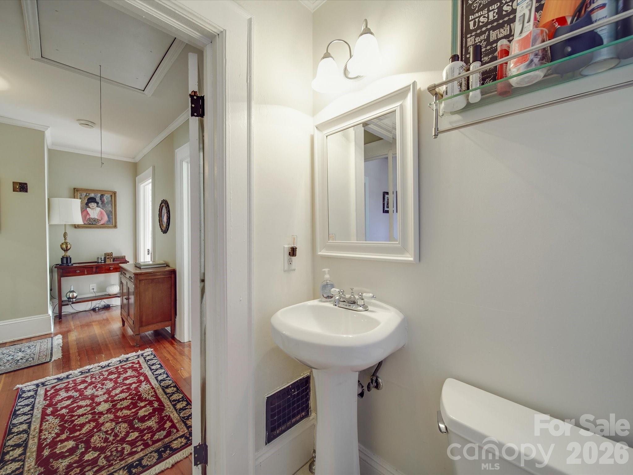Full Hall Bath - 907 Edgewood Circle, Gastonia