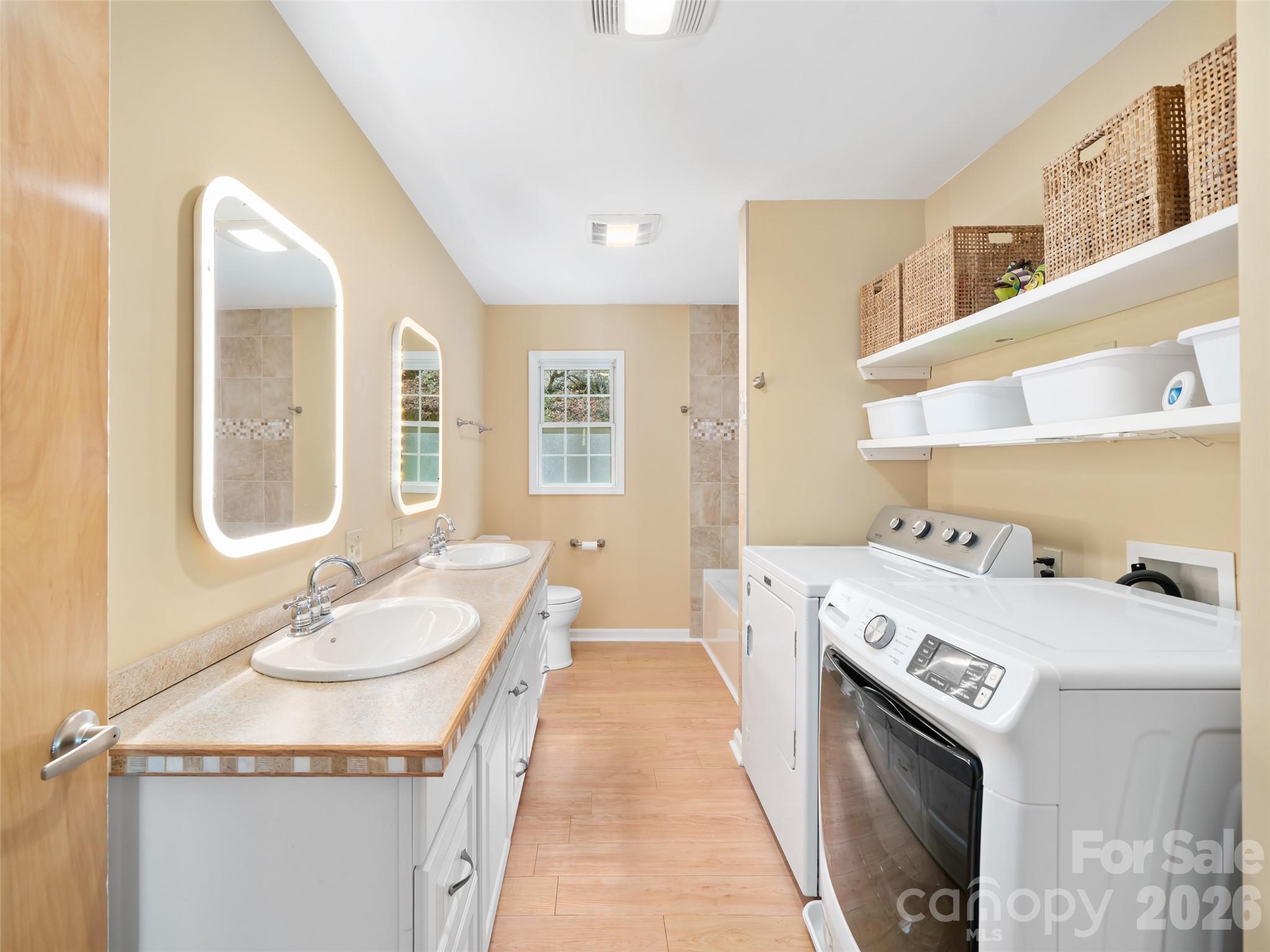 Hall Bathrrom - 3829 Coxes Creek Road, Burnsville