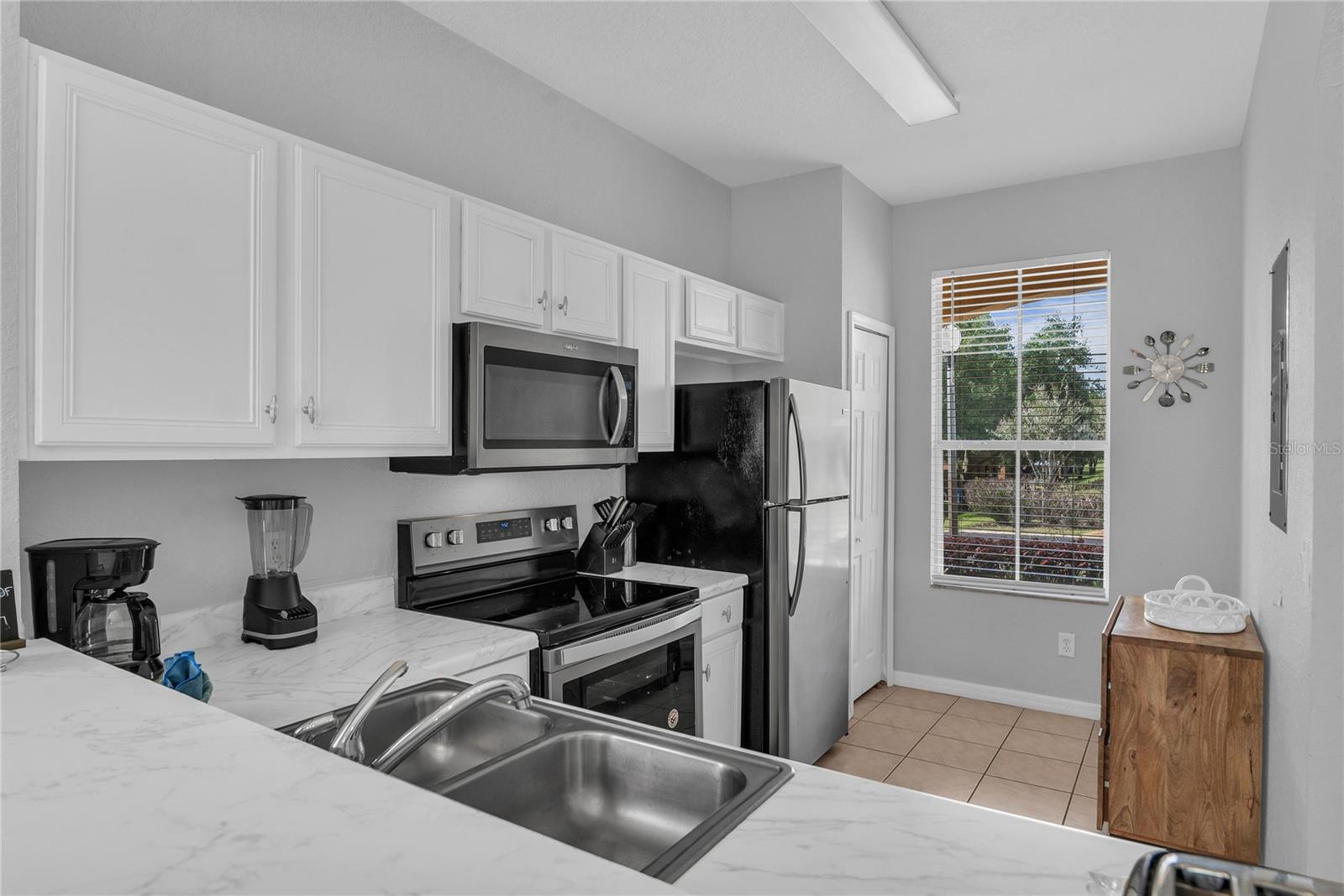 Townhouse at 457 LA MIRAGE ST, DAVENPORT, photo 5 of 46