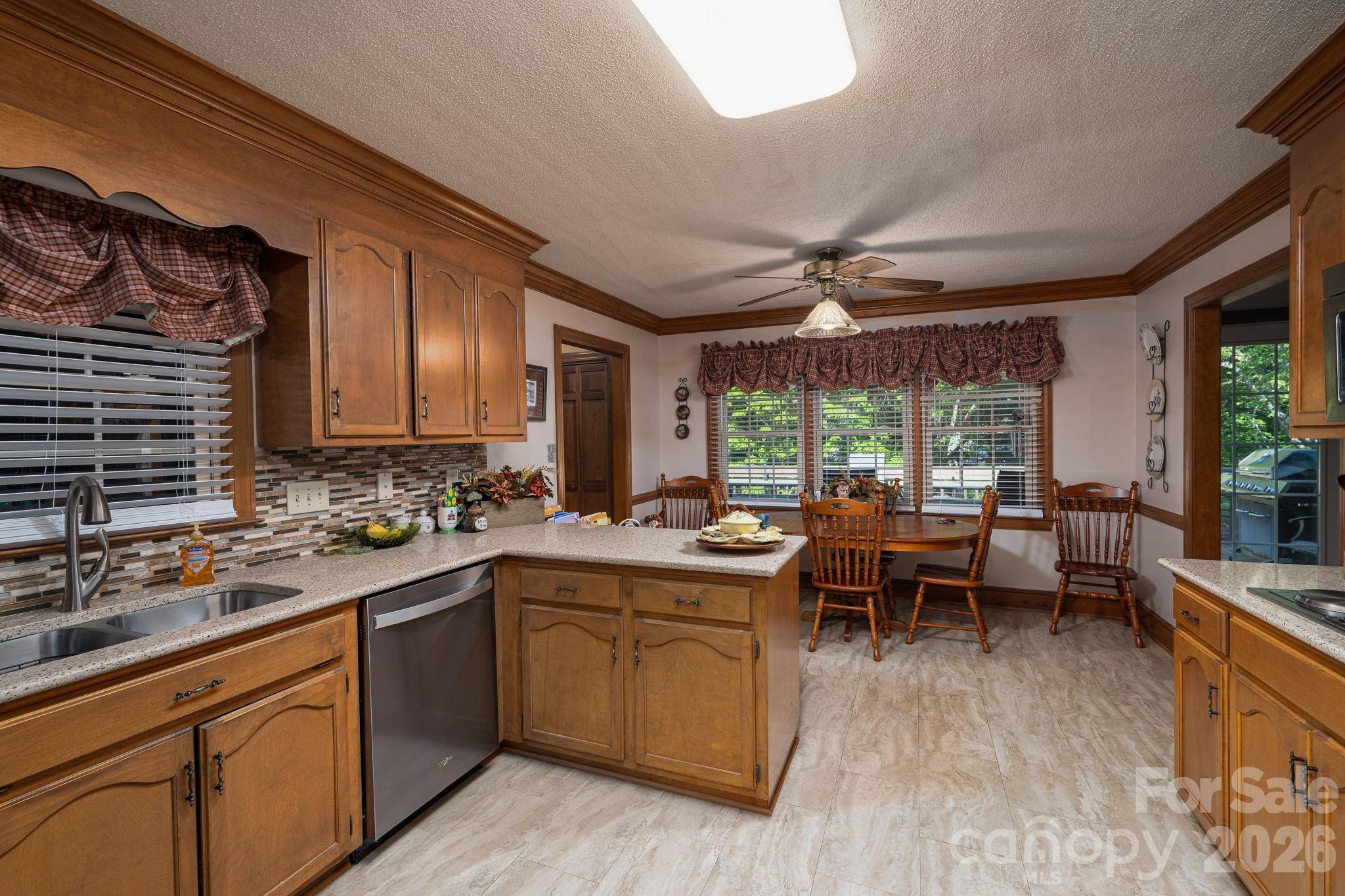 Single Family Residence at 1520 Stableview Drive, Gastonia, photo 14 of 44
