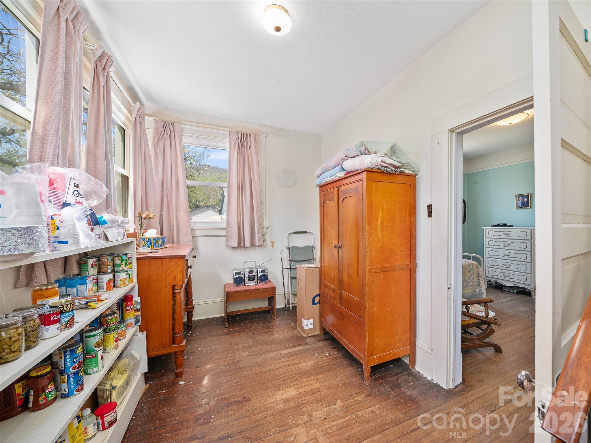 Bonus "Pass-Through" Room - 45 Summit Street, Burnsville