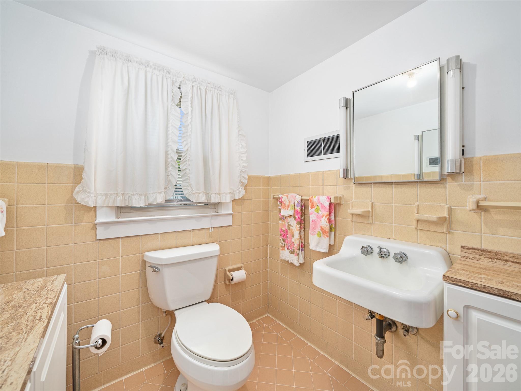 Upstairs Half-Bath - 45 Summit Street, Burnsville