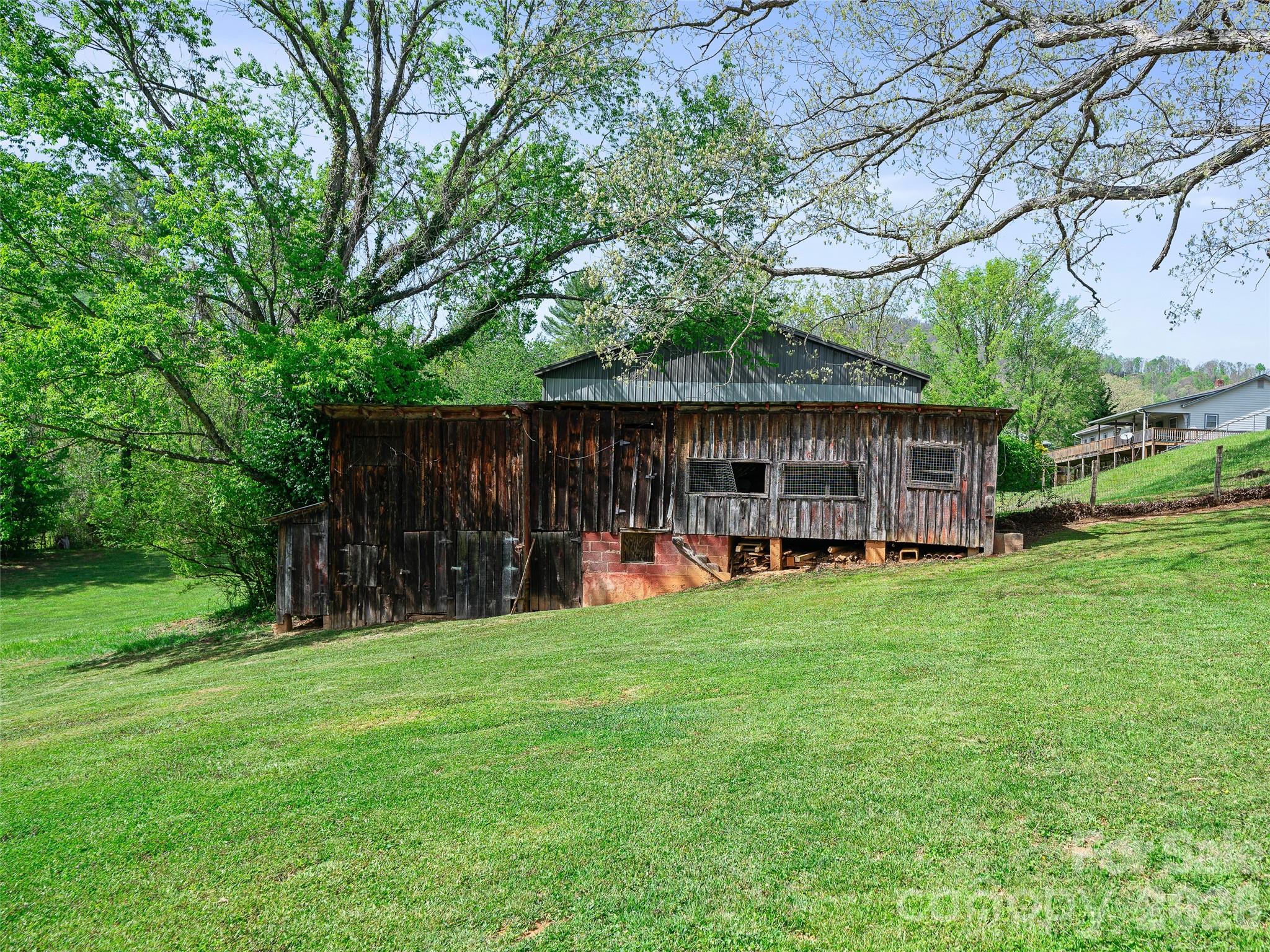 Family Barn - 45 Summit Street, Burnsville
