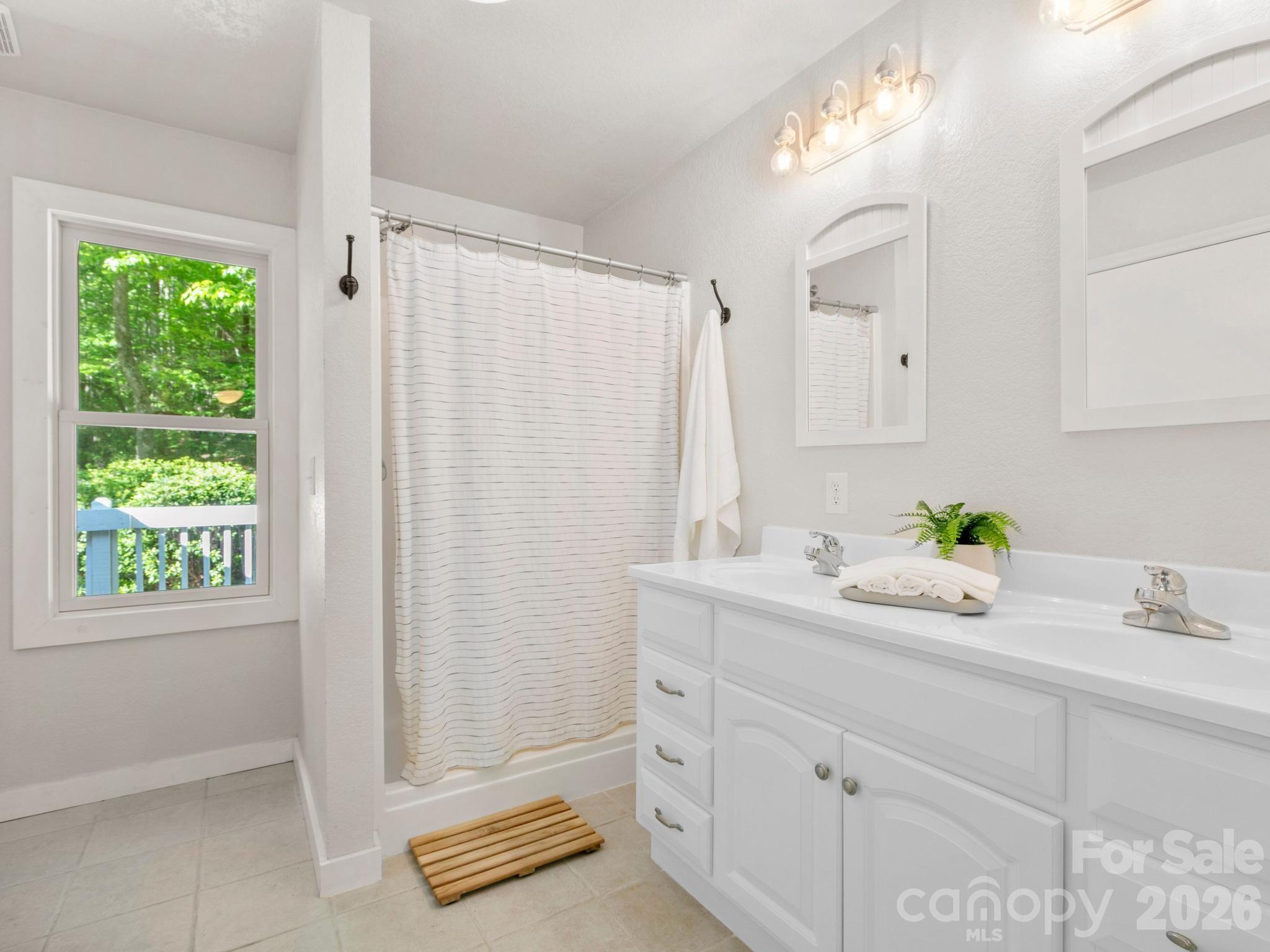 En-suite bathroom - 220 Jones Court, Lake Lure