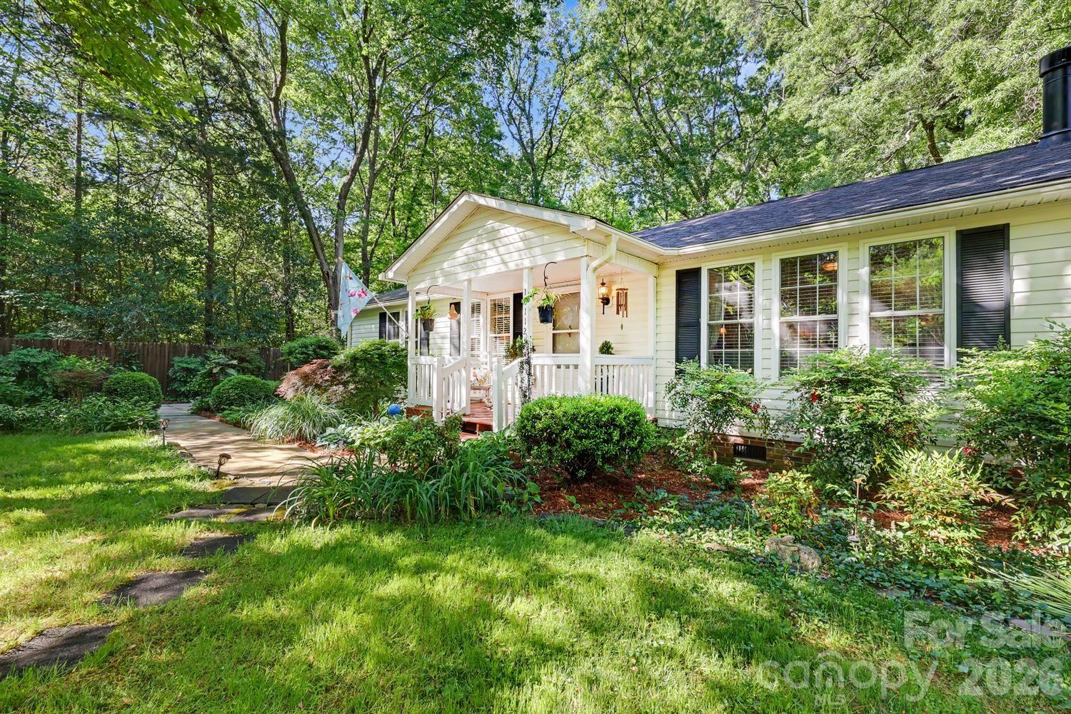 Single Family Residence at 10112 Idlewild Road, Matthews, photo 2 of 46