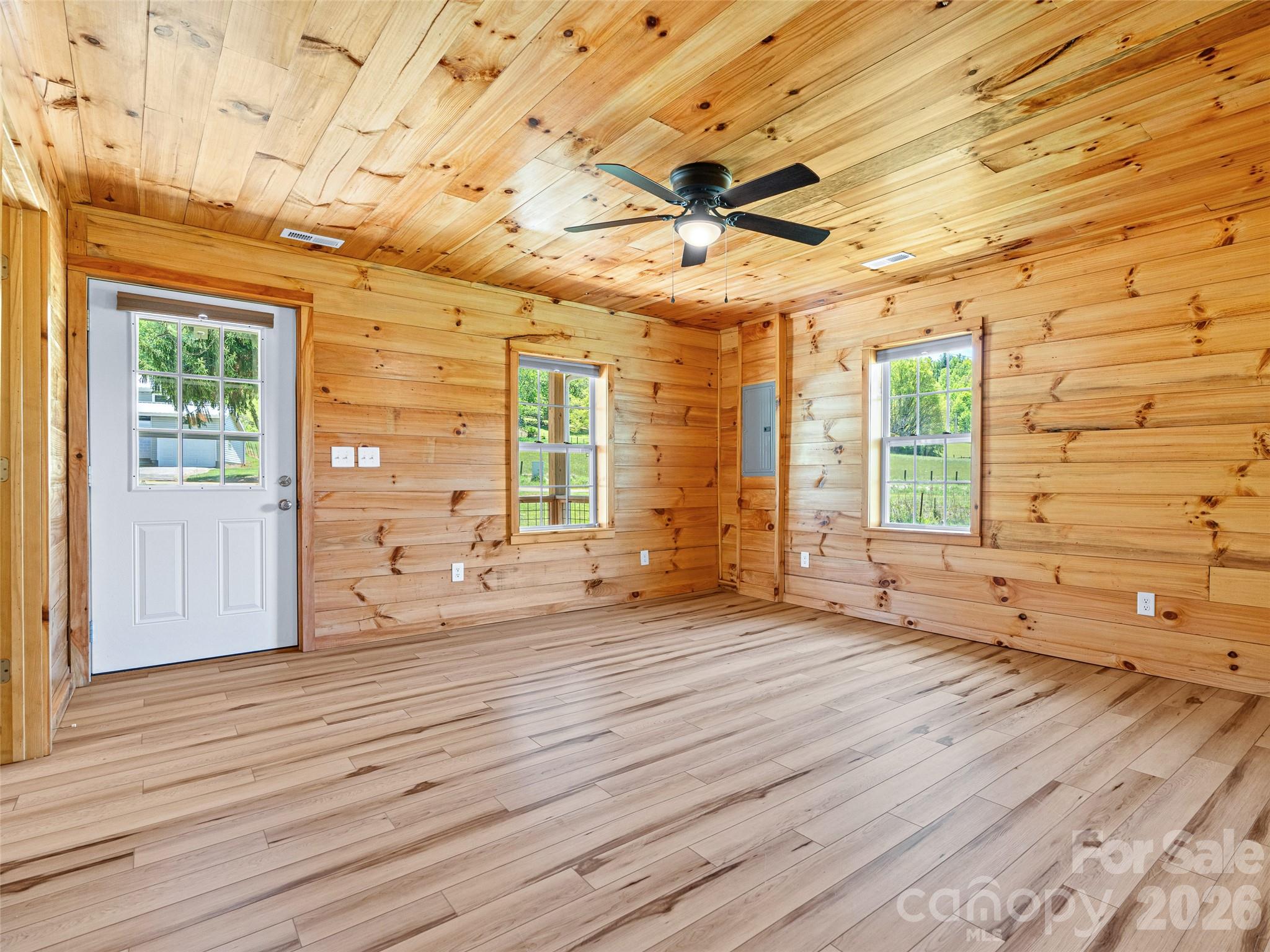 Living room - 5881 US 23 Highway, Mars Hill