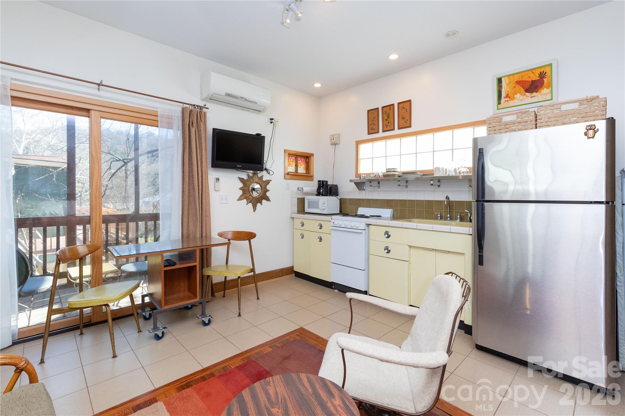2nd floor studio apt - 297 Hillside Street, Asheville