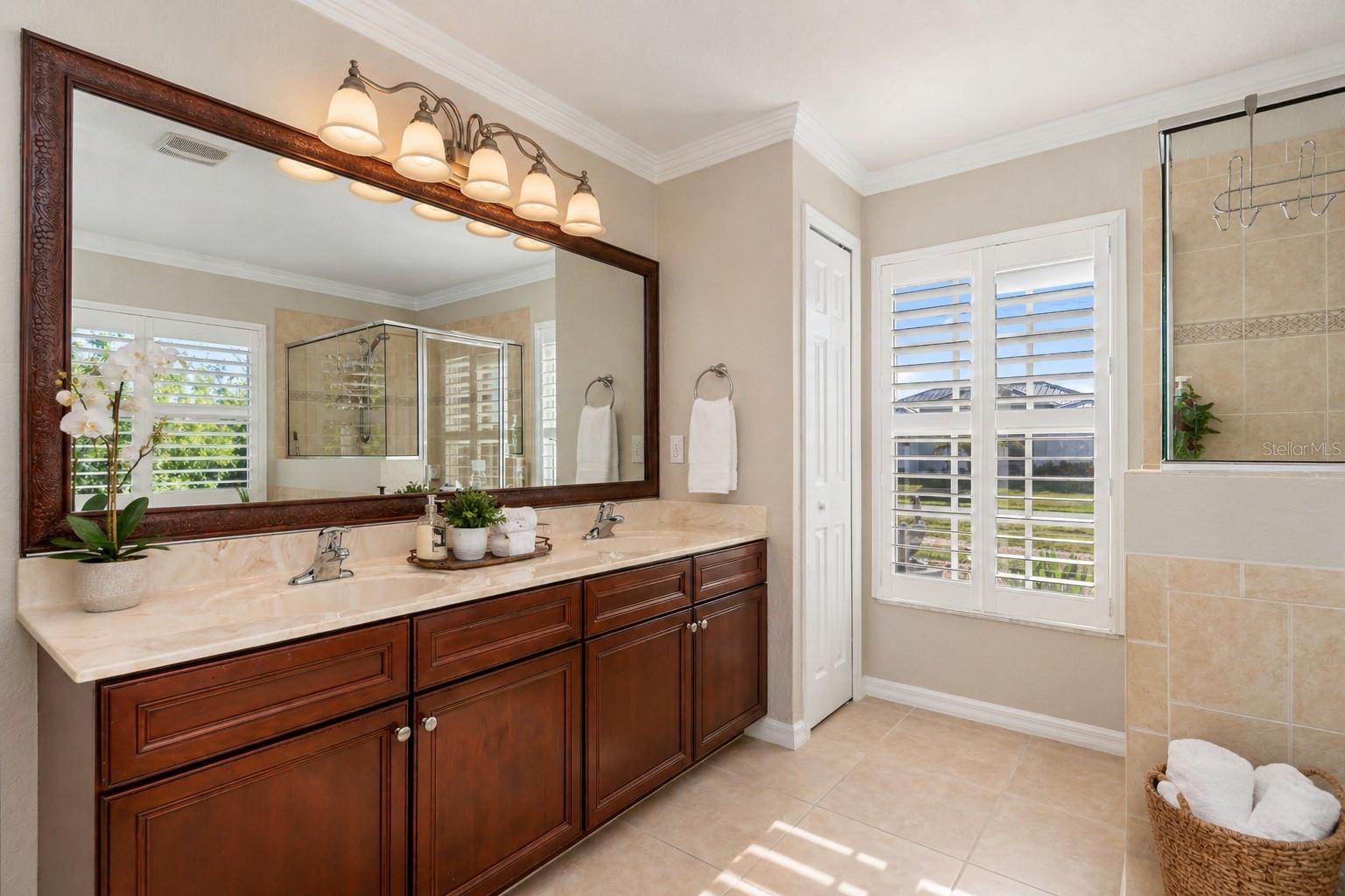 Primary Bathroom - Ensuite with Dual Sink Vanity - 8251 ARLEWOOD CIR, PORT CHARLOTTE