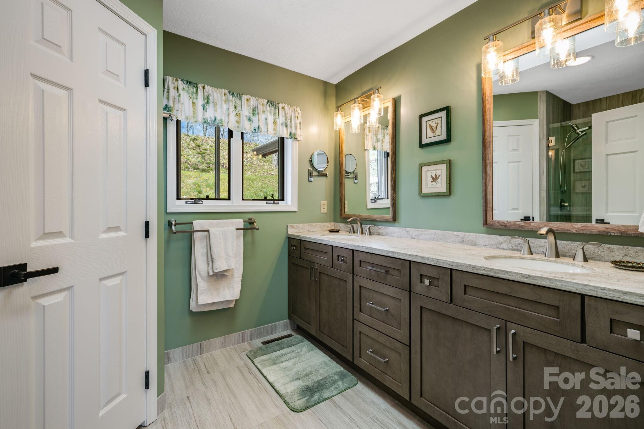 Ensuite Bathroom - 234 Upper Lookout Drive, Mars Hill