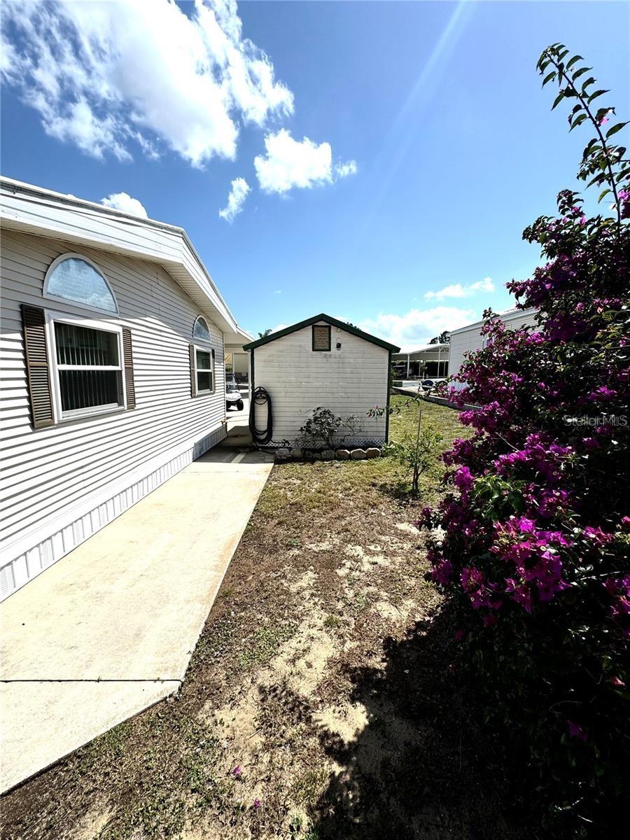 Sidewalk Wraps Around the home - 917 ST GEORGE DR, DAVENPORT