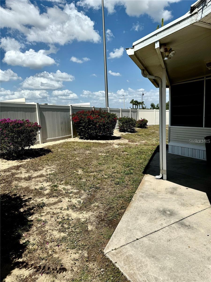 Large Backyard with privacy fence - 917 ST GEORGE DR, DAVENPORT