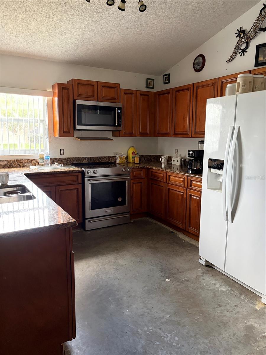 Single Family Residence at 534 EAGLE POINTE S, KISSIMMEE, photo 11 of 23