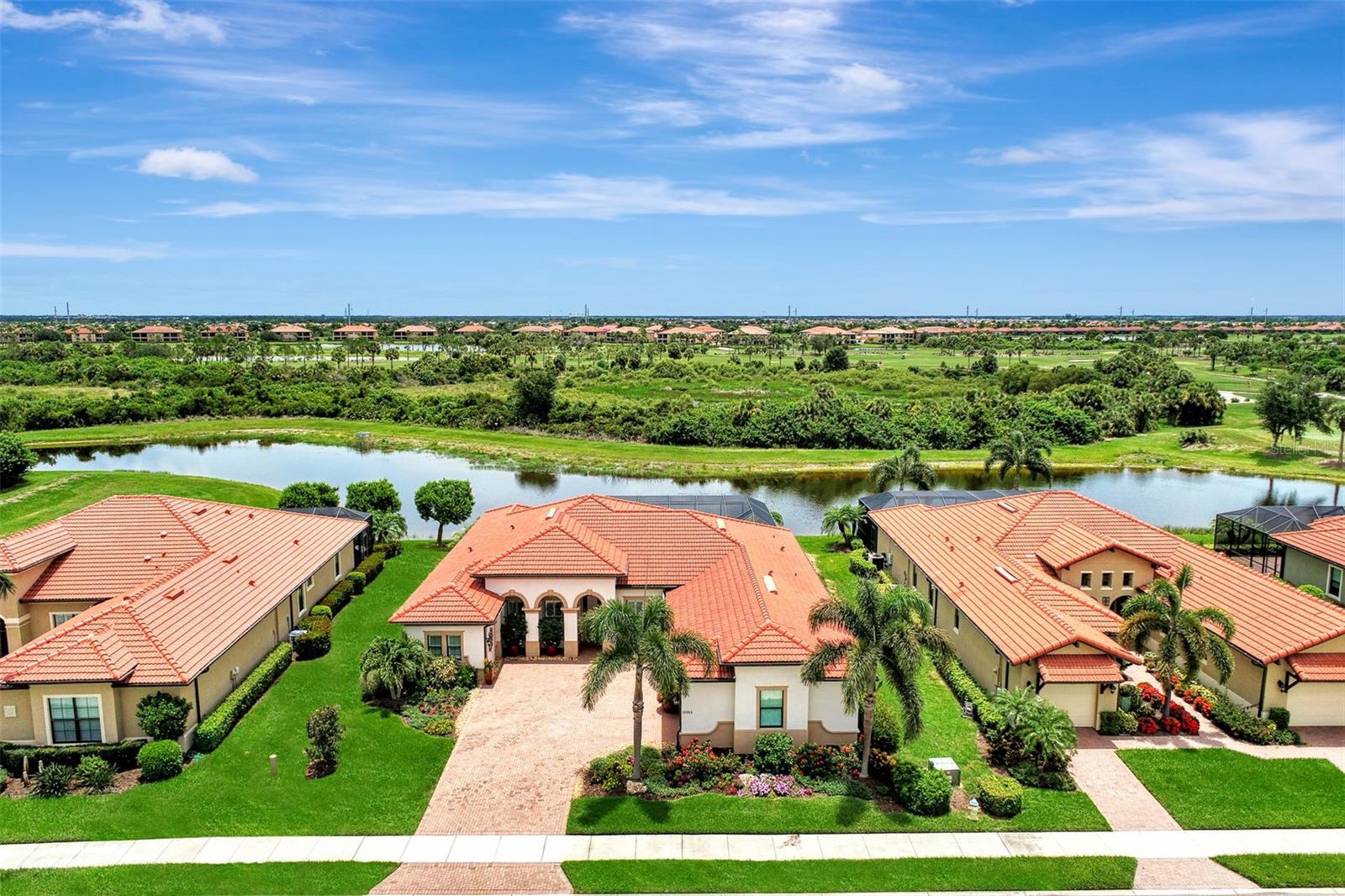 Situated on a quiet cul-de-sac overlooking water and the 15th green - 10965 BULLRUSH DR, VENICE