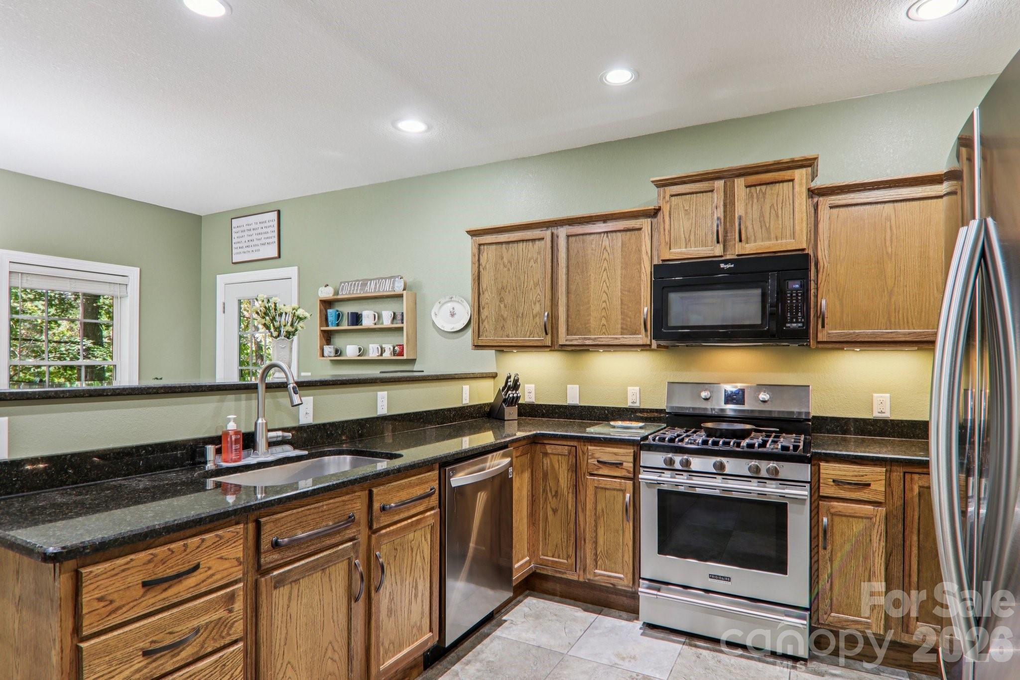Spacious Kitchen - 6 Wagon Trace, Flat Rock