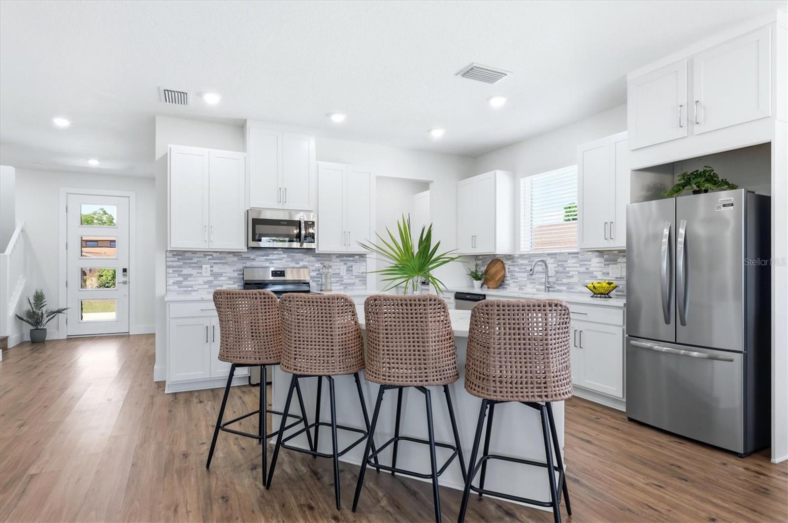 Light and bright kitchen with dining island, butler's pantry and walk-in pantry too - 12387 MINOT AVE, PORT CHARLOTTE
