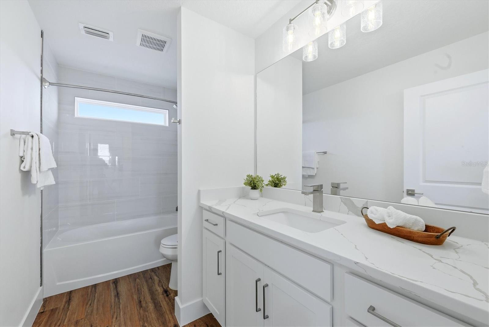Second floor bathroom with tub/shower combination - 12387 MINOT AVE, PORT CHARLOTTE