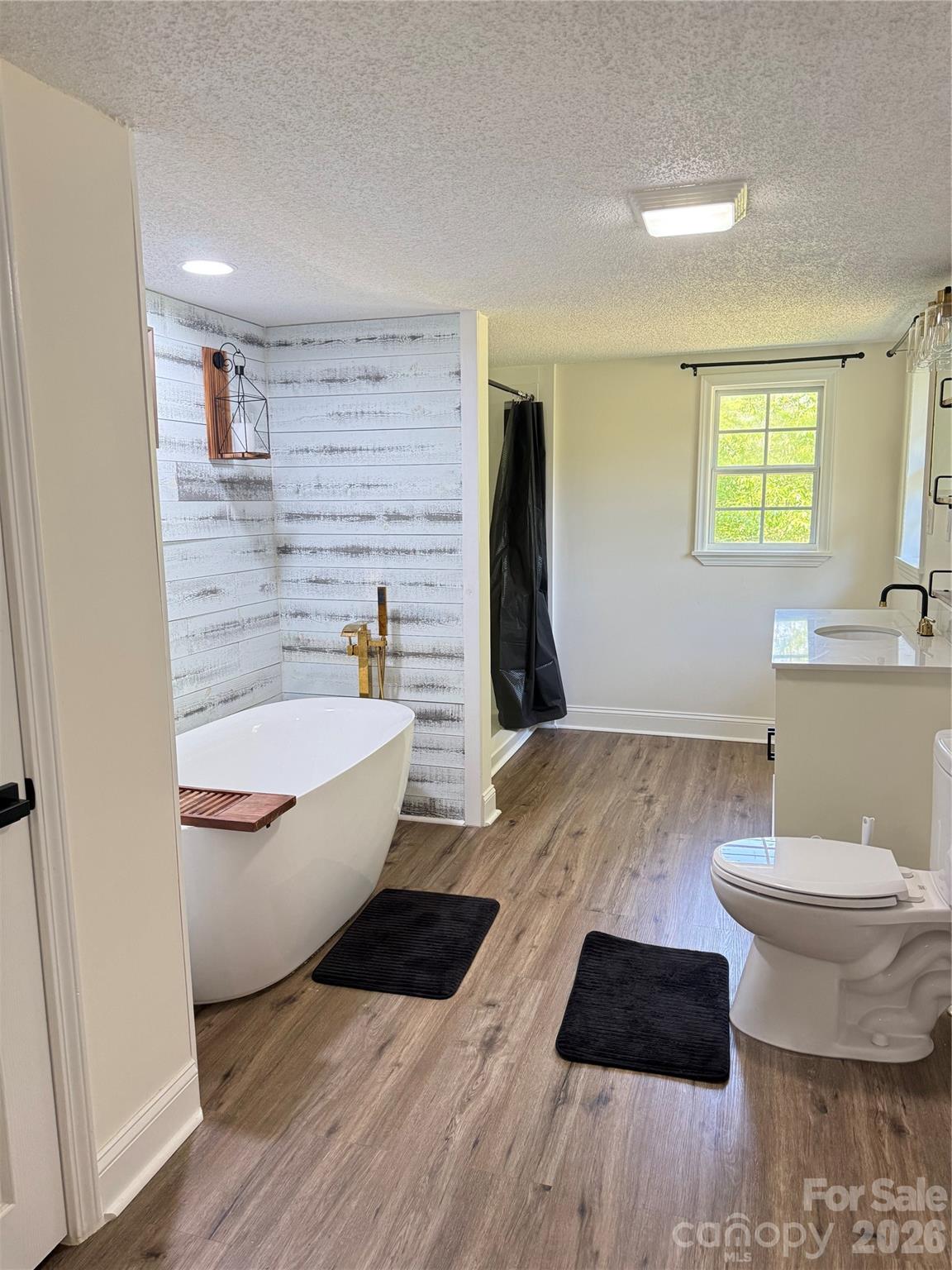 Hall Bath - 1442 Lee Pearson Road, Lenoir