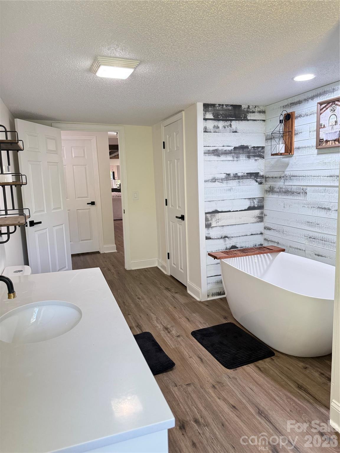Hall Bath - 1442 Lee Pearson Road, Lenoir