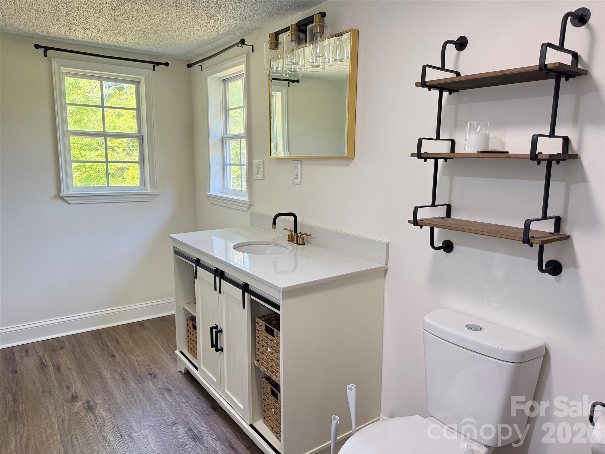 Hall Bath - 1442 Lee Pearson Road, Lenoir