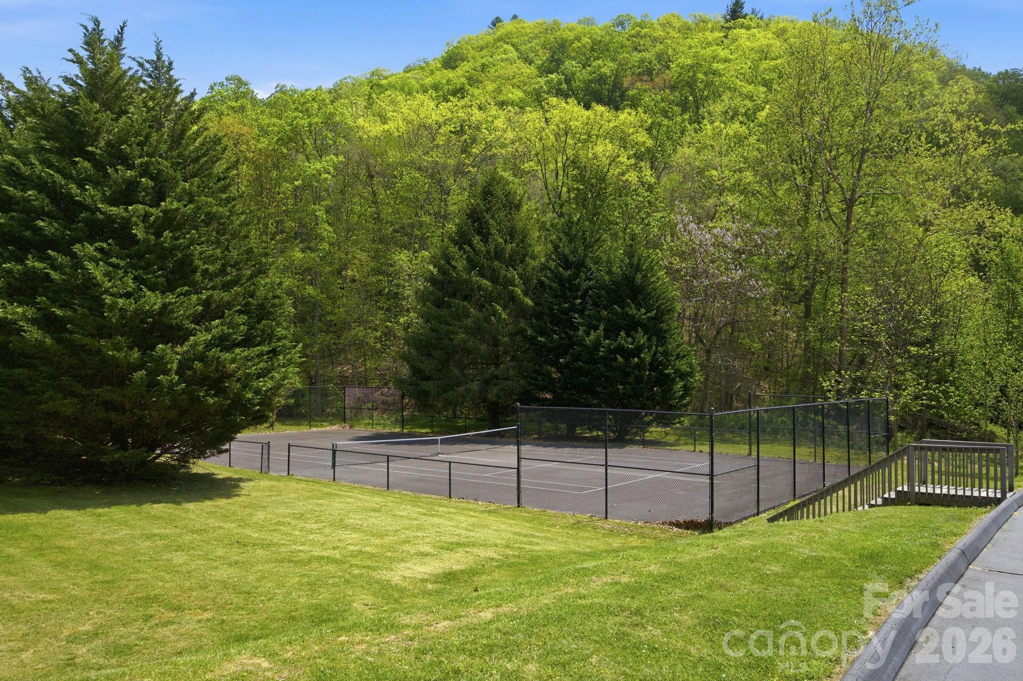 Tennis anyone? - 122 Running Deer Lane, Mars Hill