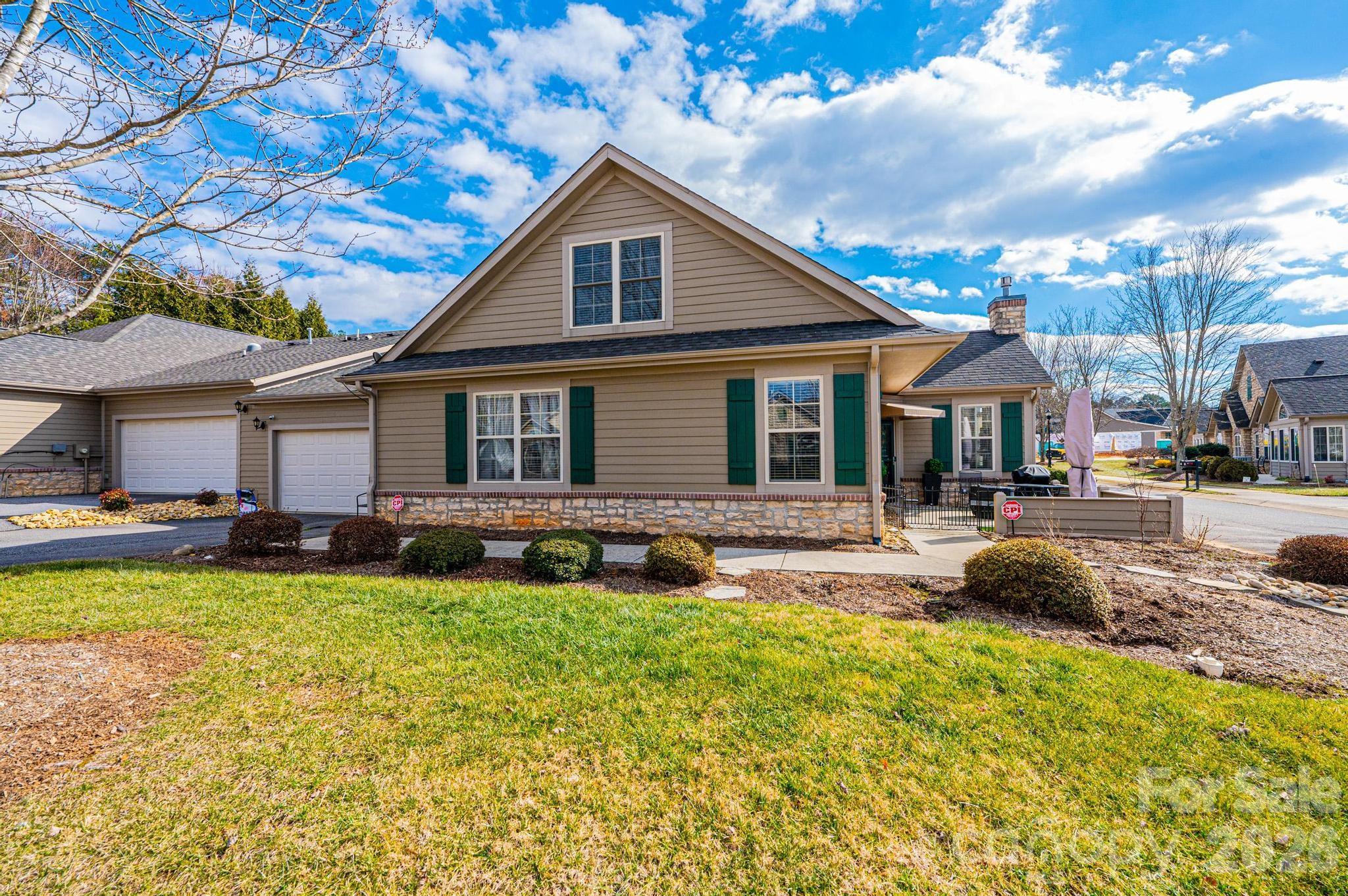 Townhouse at 823 Wynnshire Drive, Hickory, photo 4 of 36