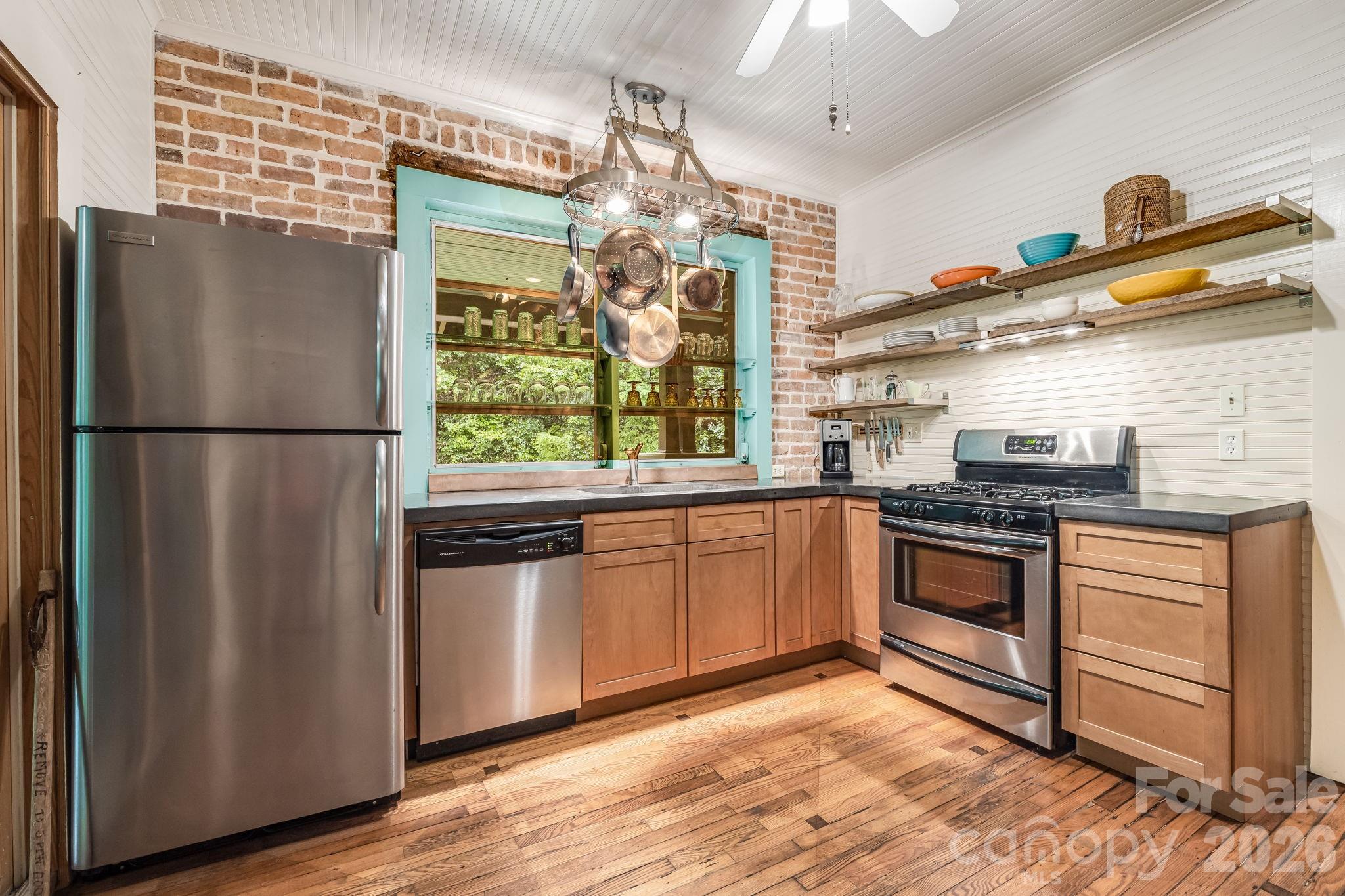Single Family Residence at 257 Henderson Drive, Hot Springs, photo 11 of 39