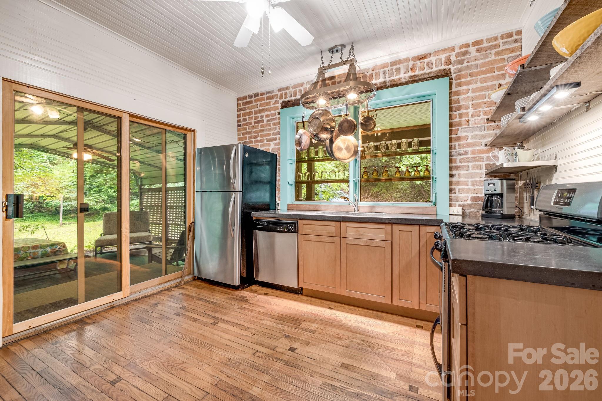 Single Family Residence at 257 Henderson Drive, Hot Springs, photo 12 of 39