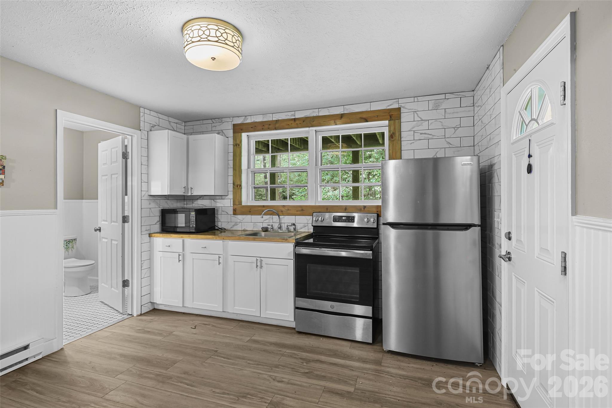 Single Family Residence at 659 Salisbury Road, Hendersonville, photo 12 of 19