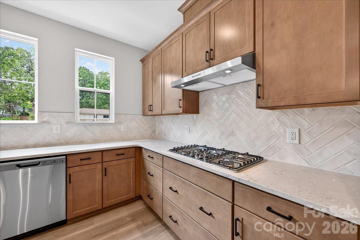 Gourmet kitchen with gas cooktop - 420 Old Town Village Road, Waxhaw