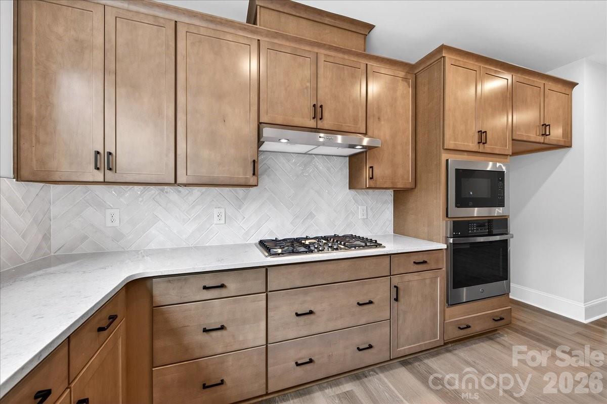 Gourmet kitchen with gas cooktop - 420 Old Town Village Road, Waxhaw