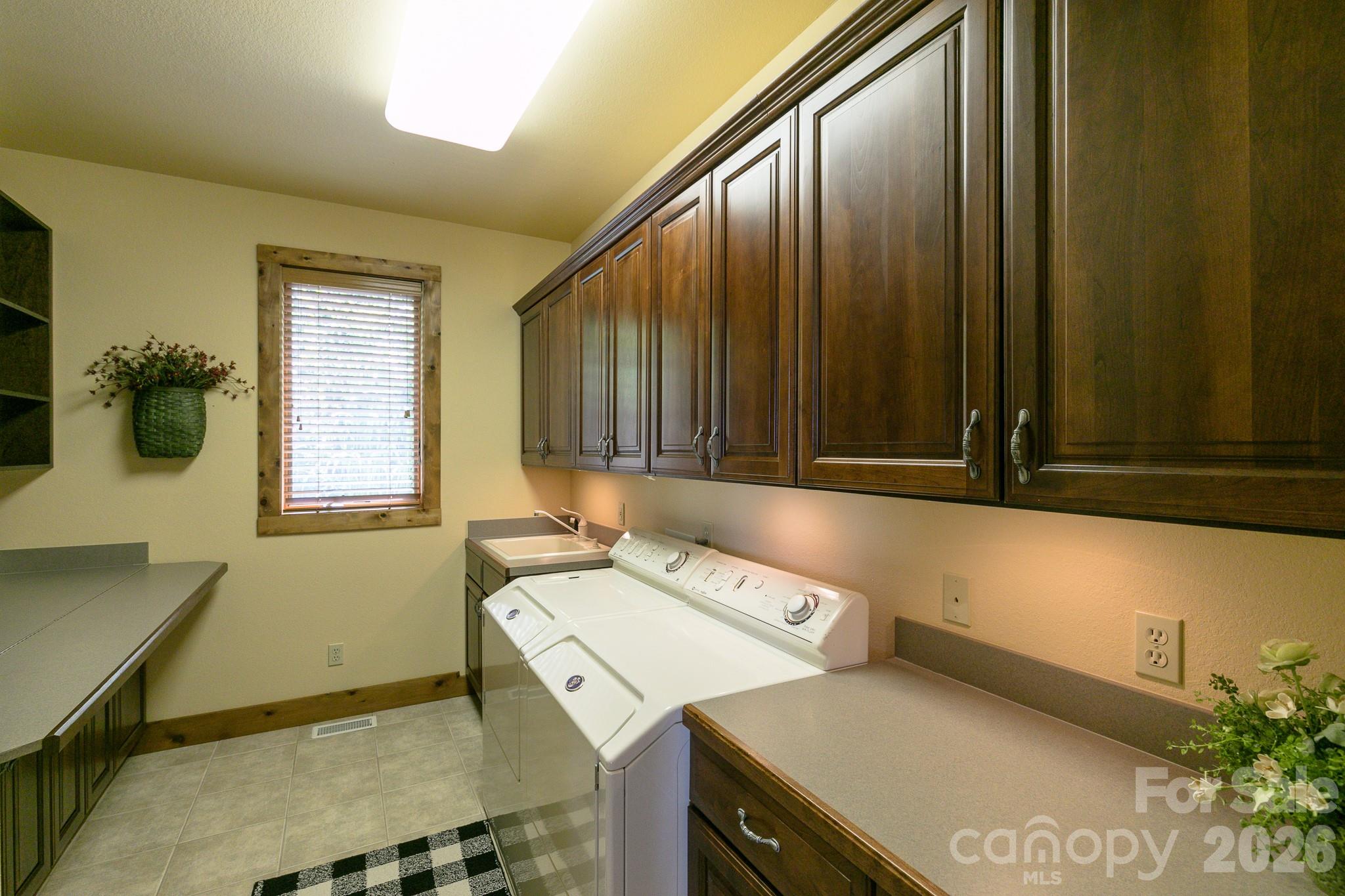 Single Family Residence at 456 Spring House Drive, Burnsville, photo 15 of 45