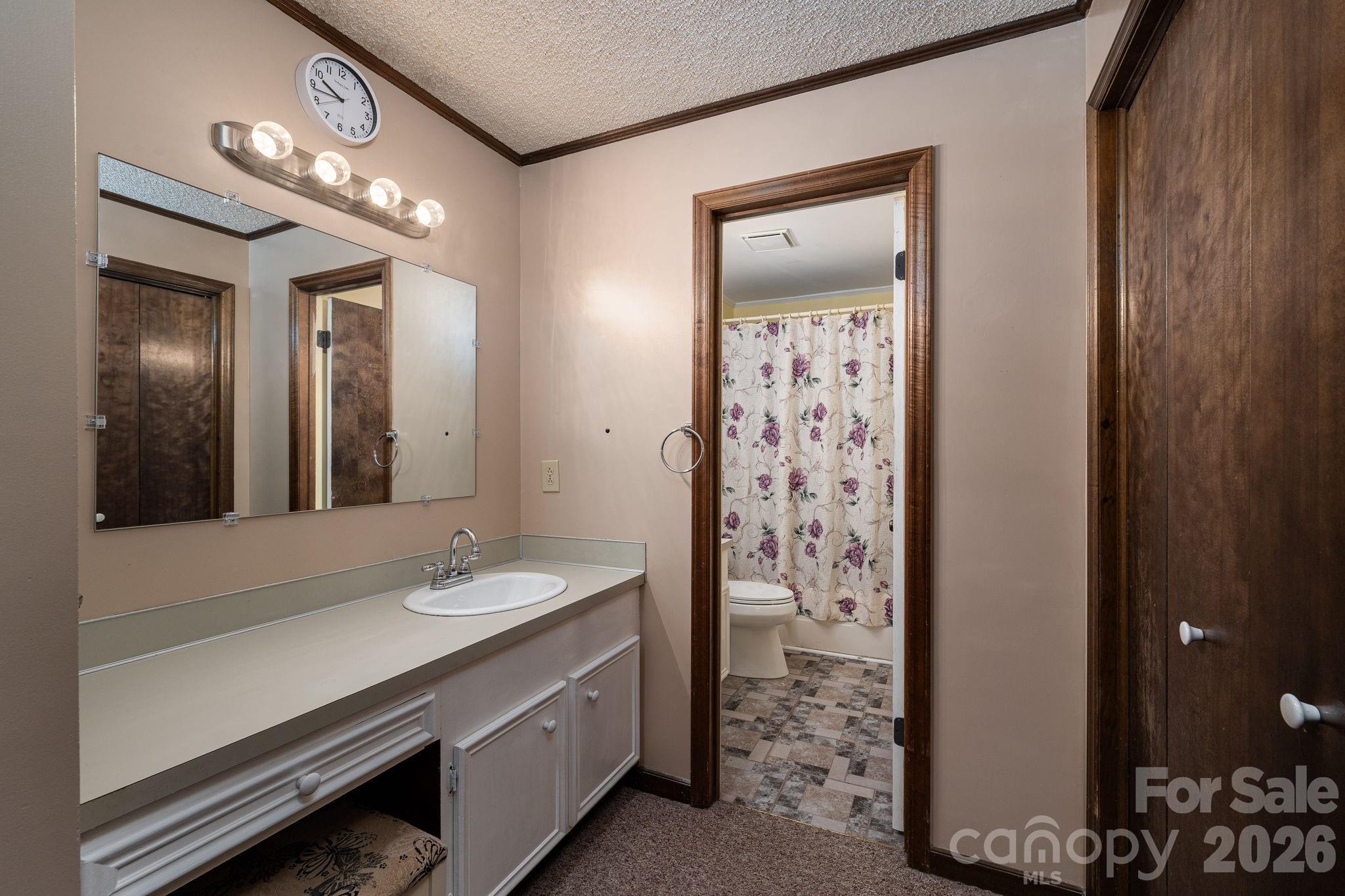 dressing area - 1841 Oak Hollow Road, Gastonia