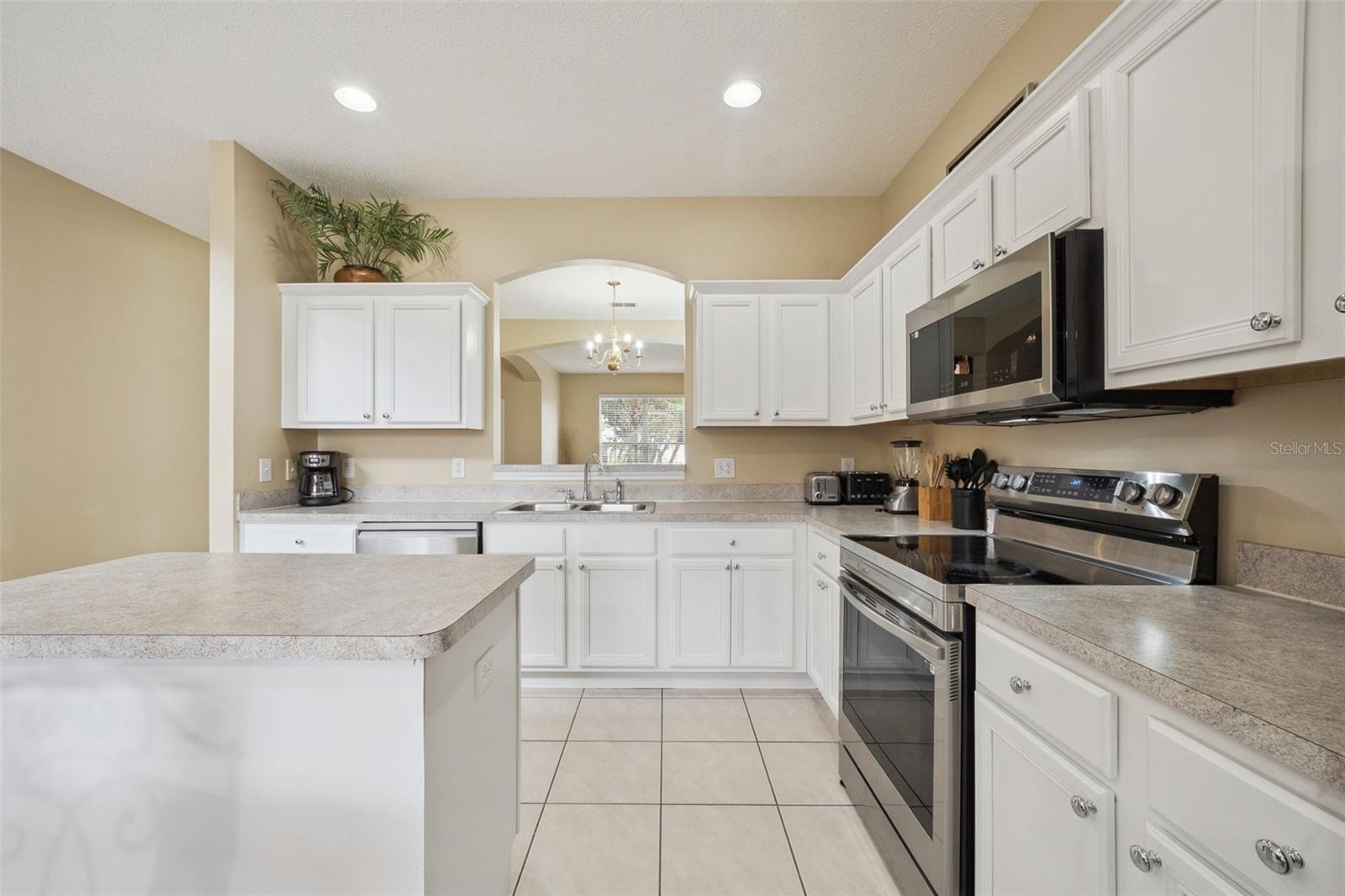 Single Family Residence at 8550 SUNRISE KEY DR, KISSIMMEE, photo 9 of 68