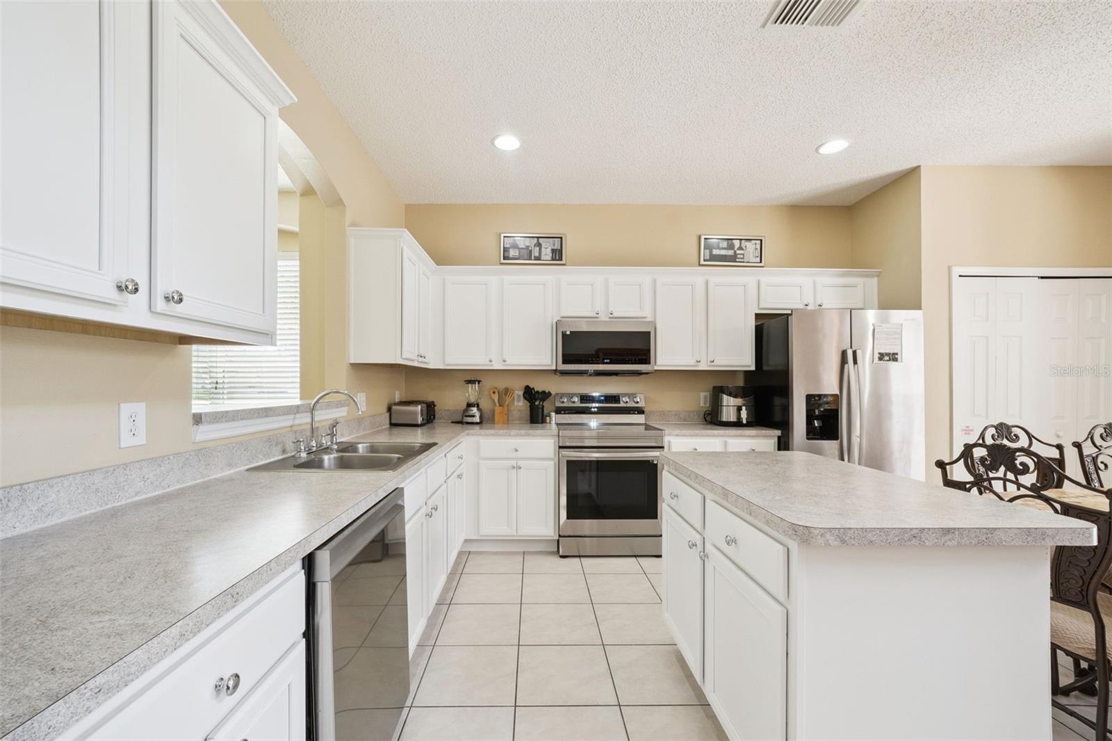 Single Family Residence at 8550 SUNRISE KEY DR, KISSIMMEE, photo 10 of 68
