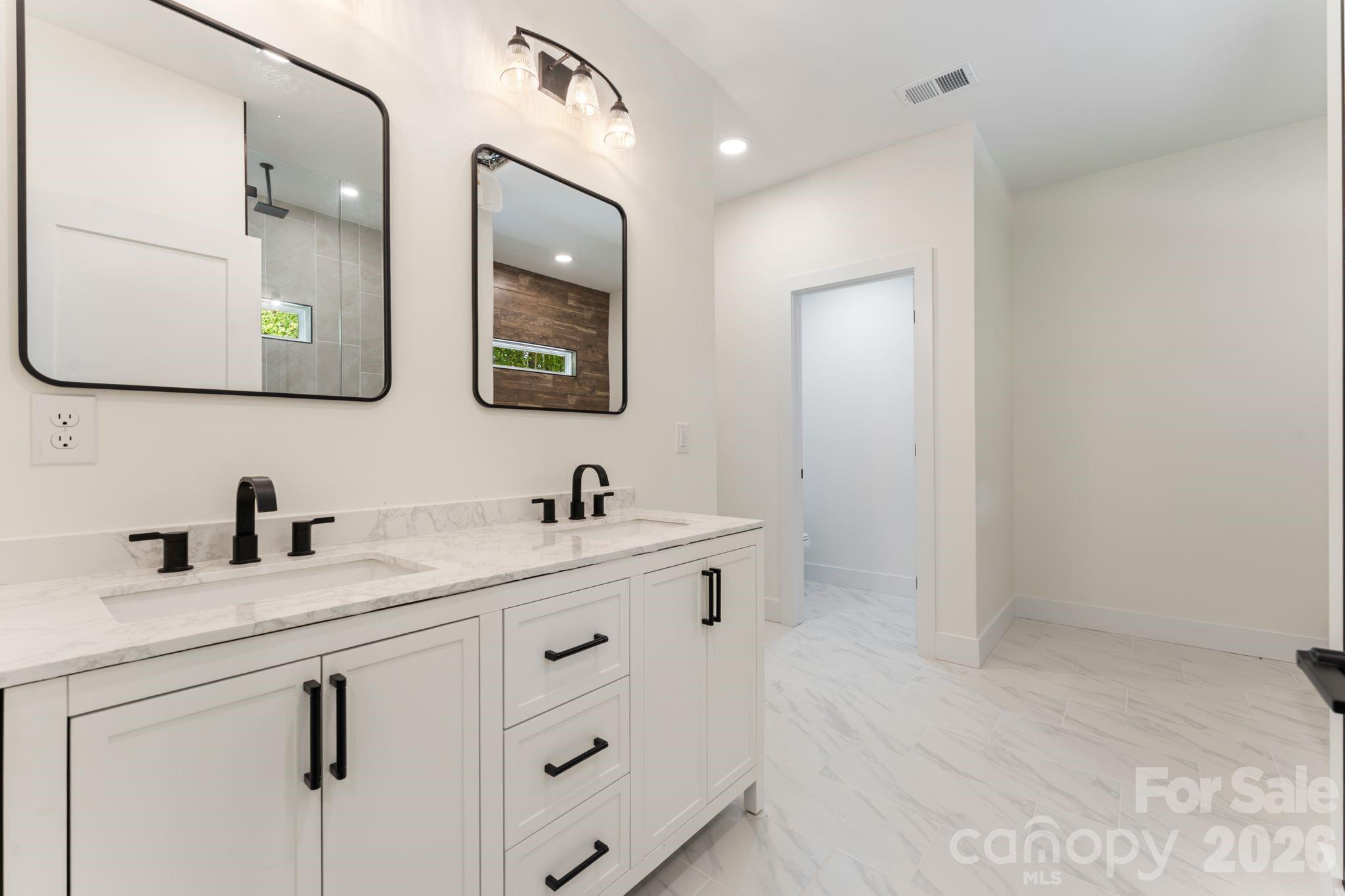 Single Family Residence at 11932 Crabapple Lane, Huntersville, photo 11 of 40