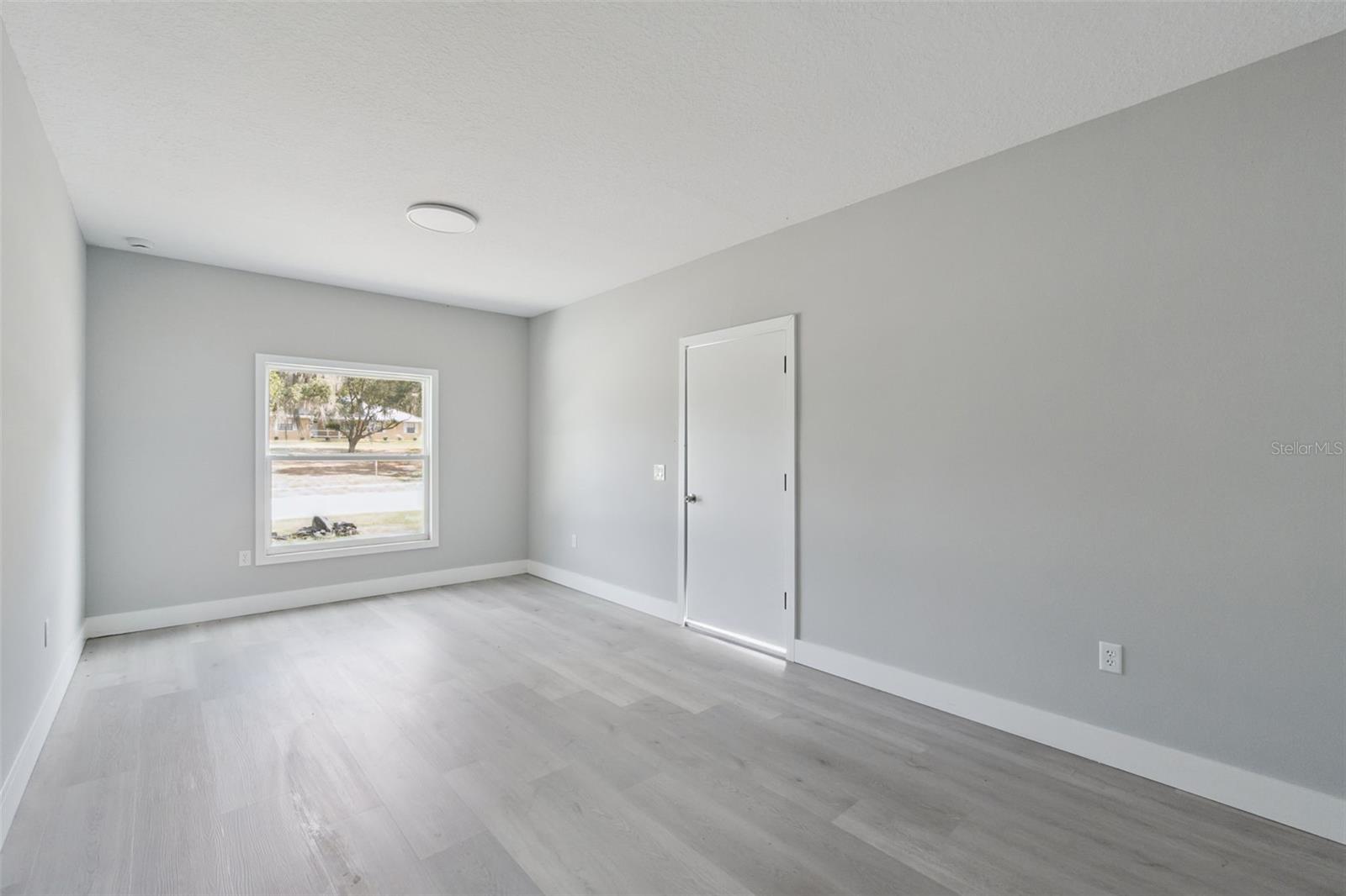 En-suite - private side entry access - 397 NORTH BLVD W, DAVENPORT