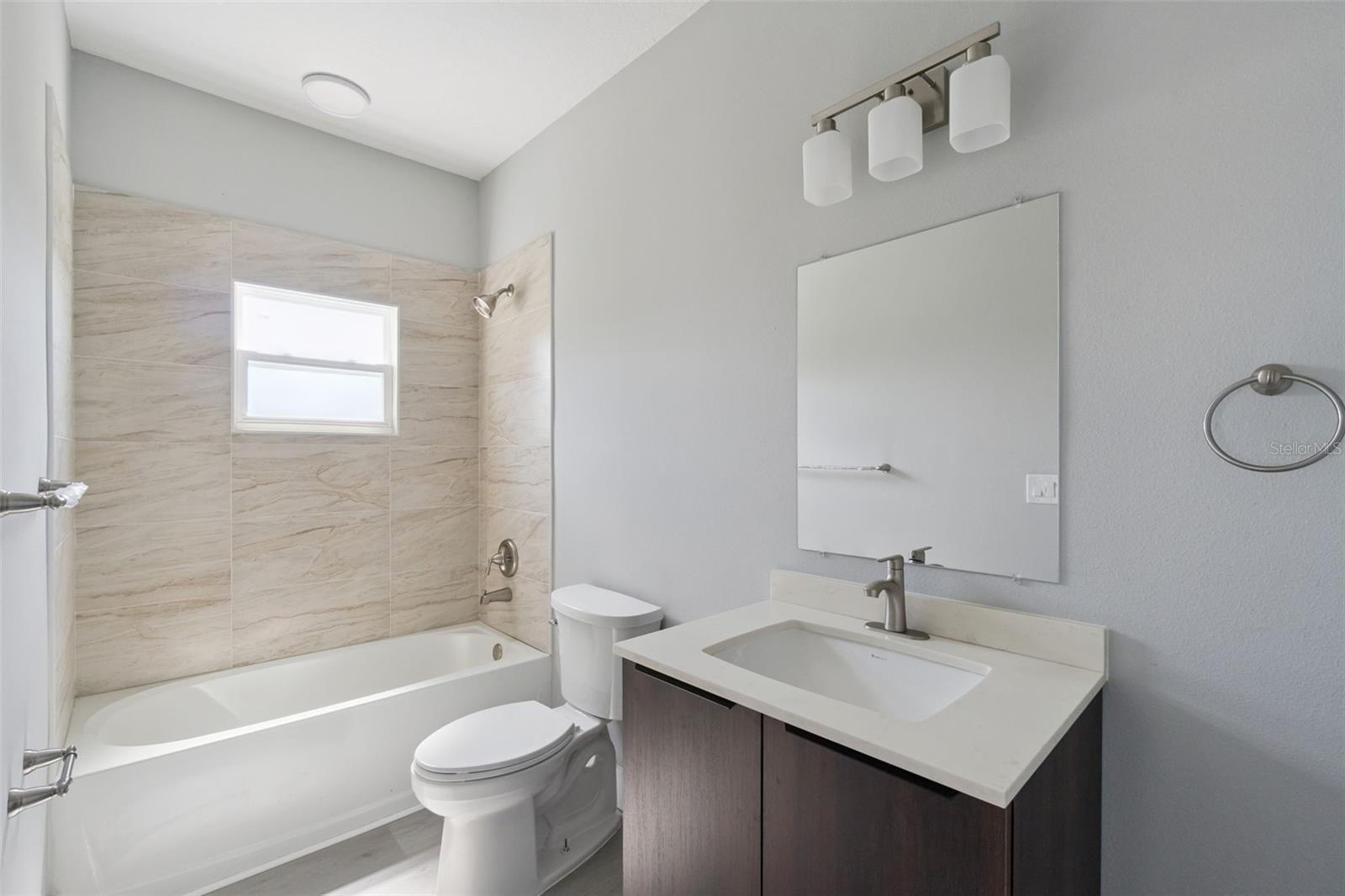 en-suite bathroom - 397 NORTH BLVD W, DAVENPORT