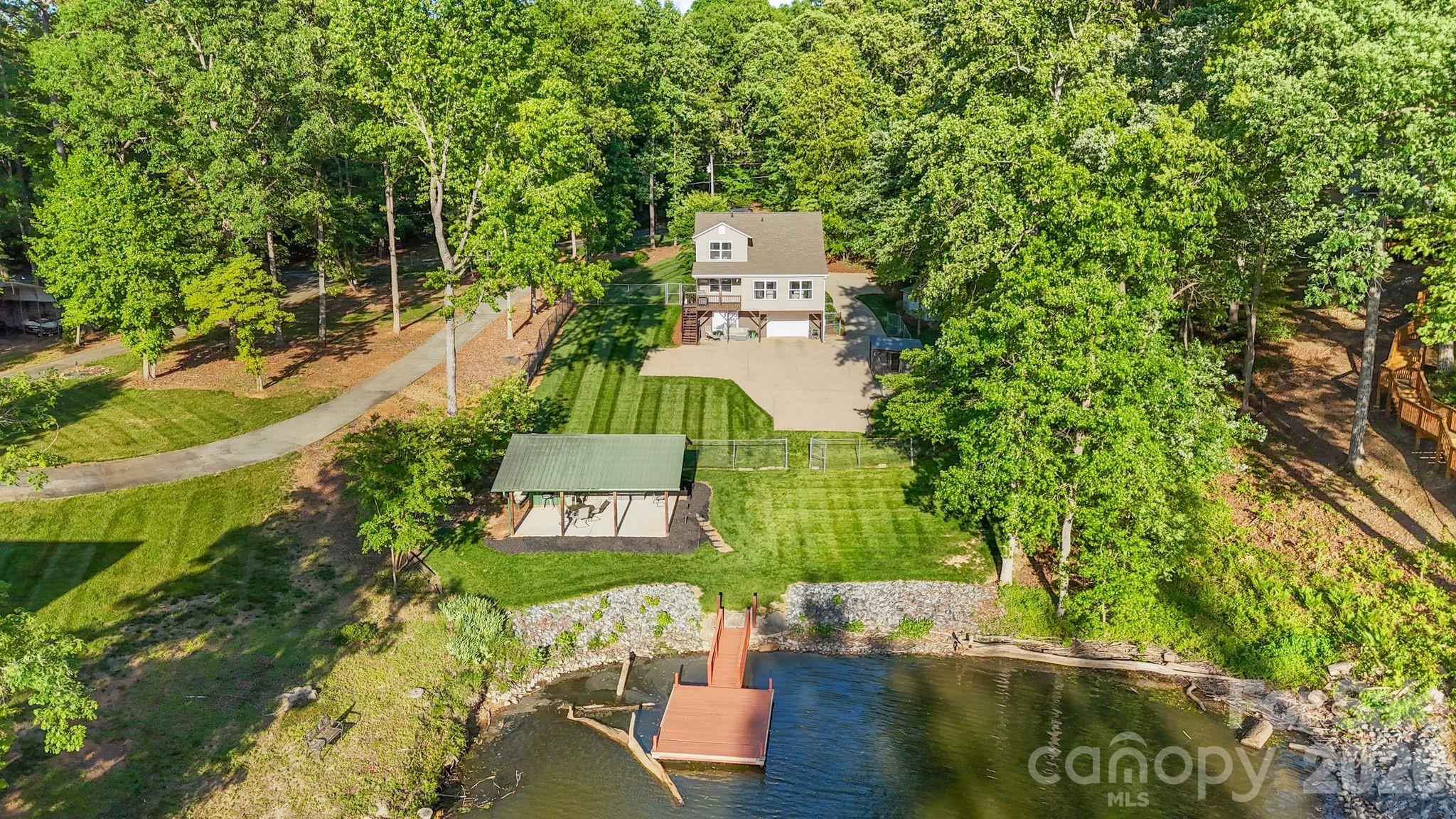 Single Family Residence at 710 Riverwood Drive, Lexington, photo 2 of 46