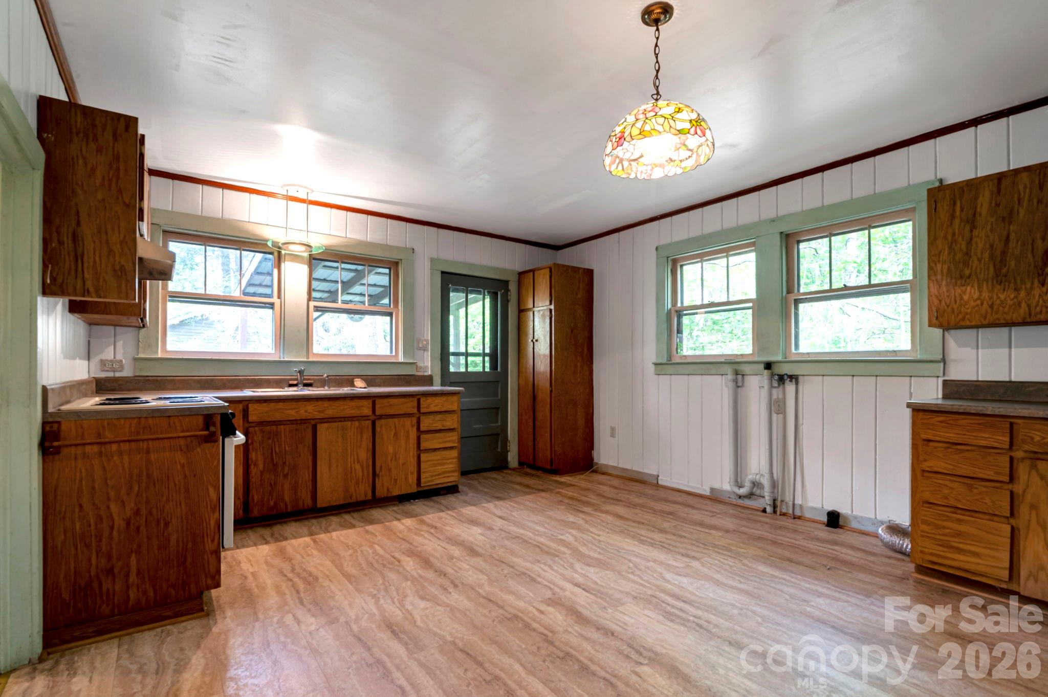 Spacious kitchen with laundry hook ups - 257 Pine Street, Black Mountain