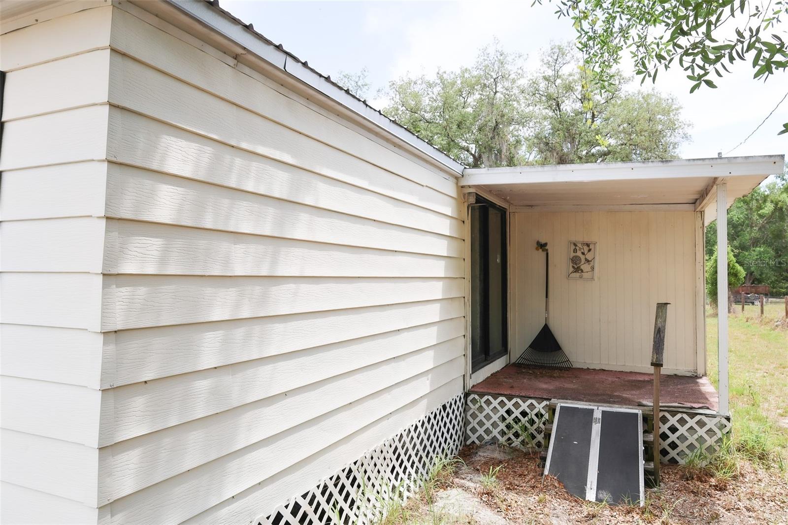 Manufactured Home at 220 KING RD, WINTER HAVEN, photo 3 of 18