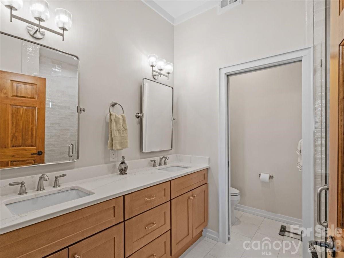 UPDATED EN-SUITE - 45 Creekside Way, Burnsville