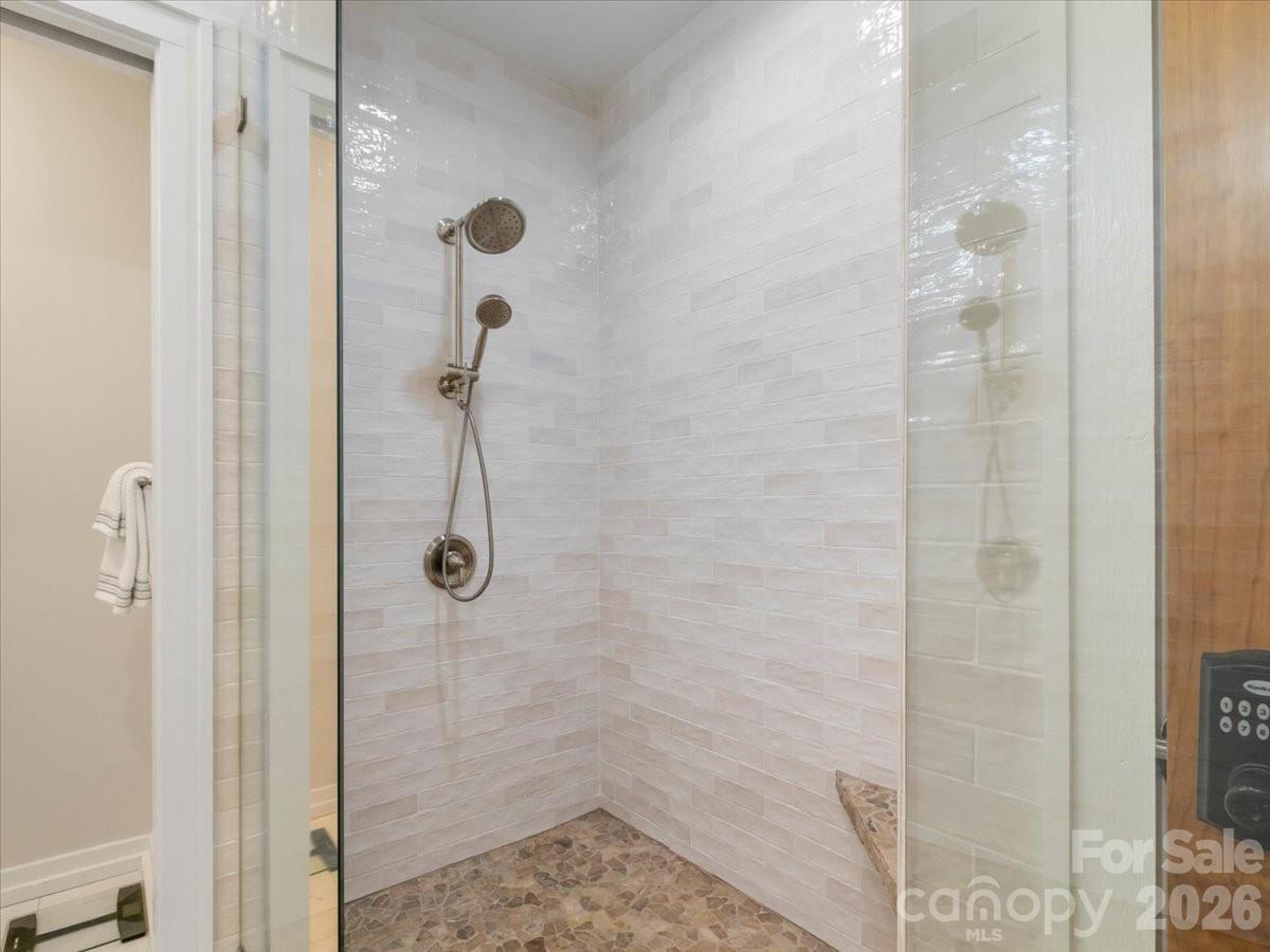 GLASS ENCLOSED SHOWER - 45 Creekside Way, Burnsville