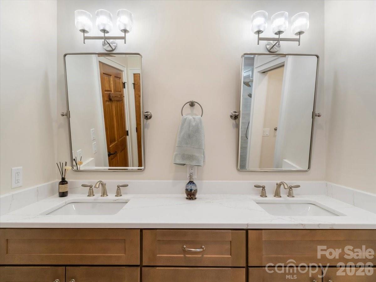 DOUBLE SINKS, UPDATED - 45 Creekside Way, Burnsville