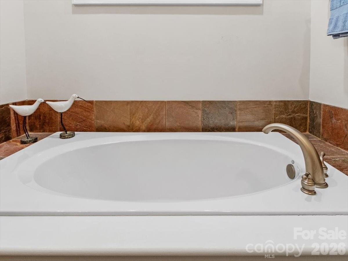 LG SOAKING TUB - 45 Creekside Way, Burnsville