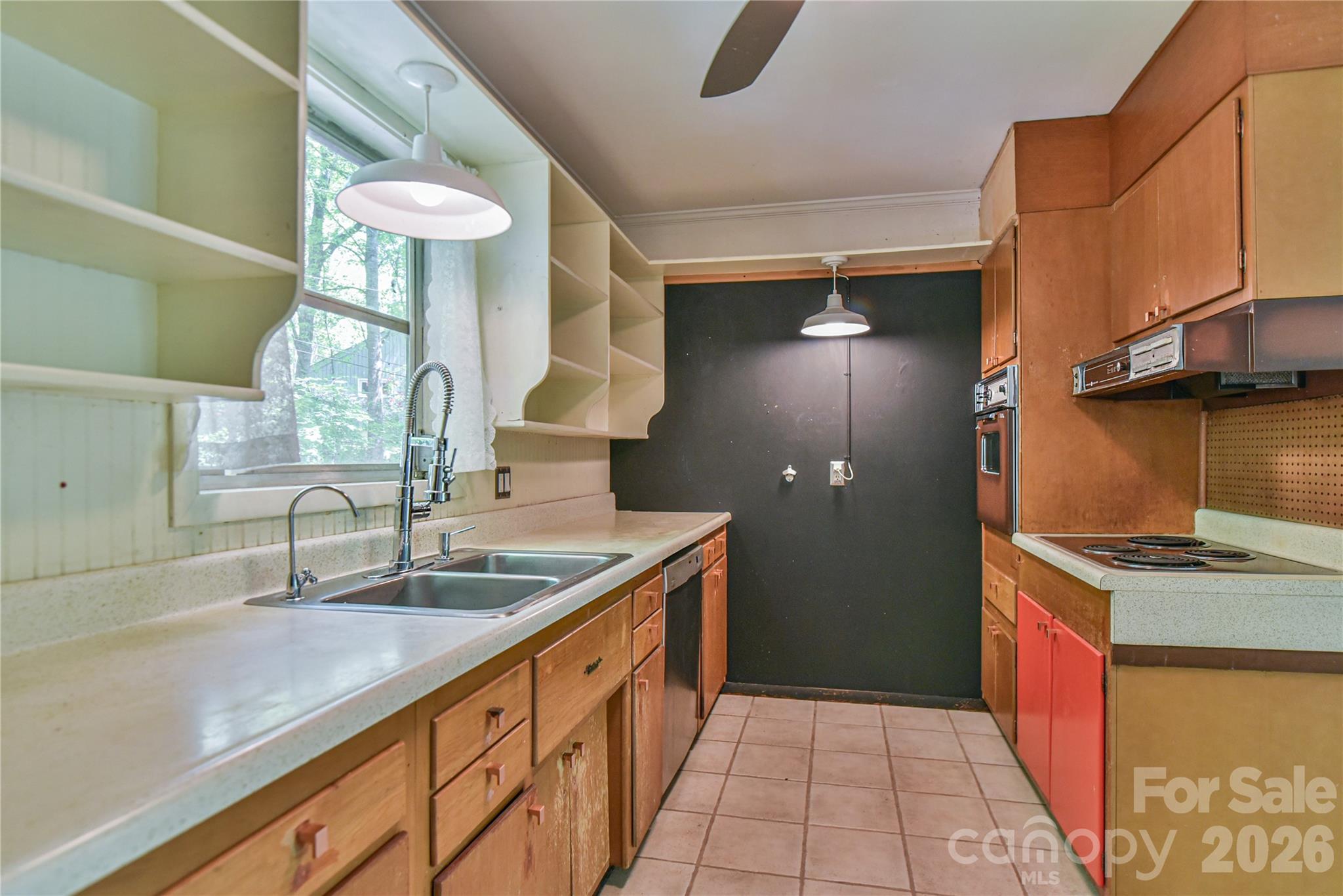 Step saving kitchen - 1 Hillcrest Lane, Black Mountain