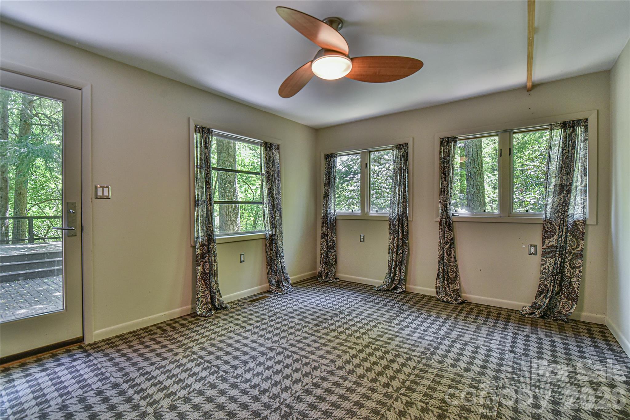 Bonus room opens to the private deck - 1 Hillcrest Lane, Black Mountain