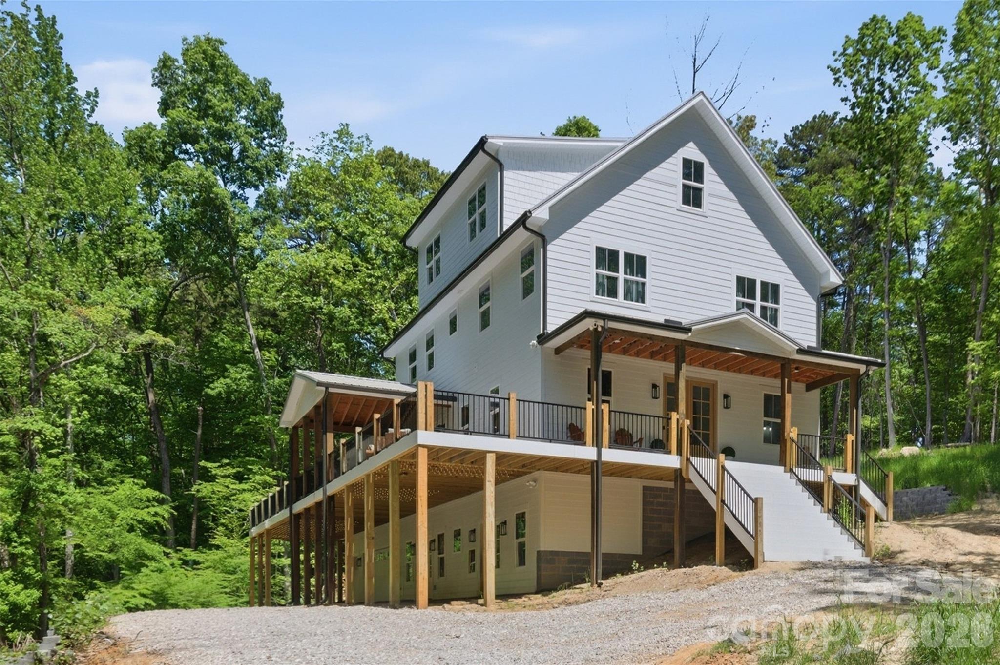 Single Family Residence at 1325 Gateshead Lane, Matthews, photo 2 of 45